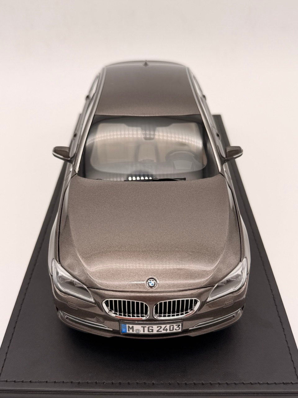 1/18 Kyosho BMW 750Li (F02) Metallic Brown RARE – COLLECTLAB24