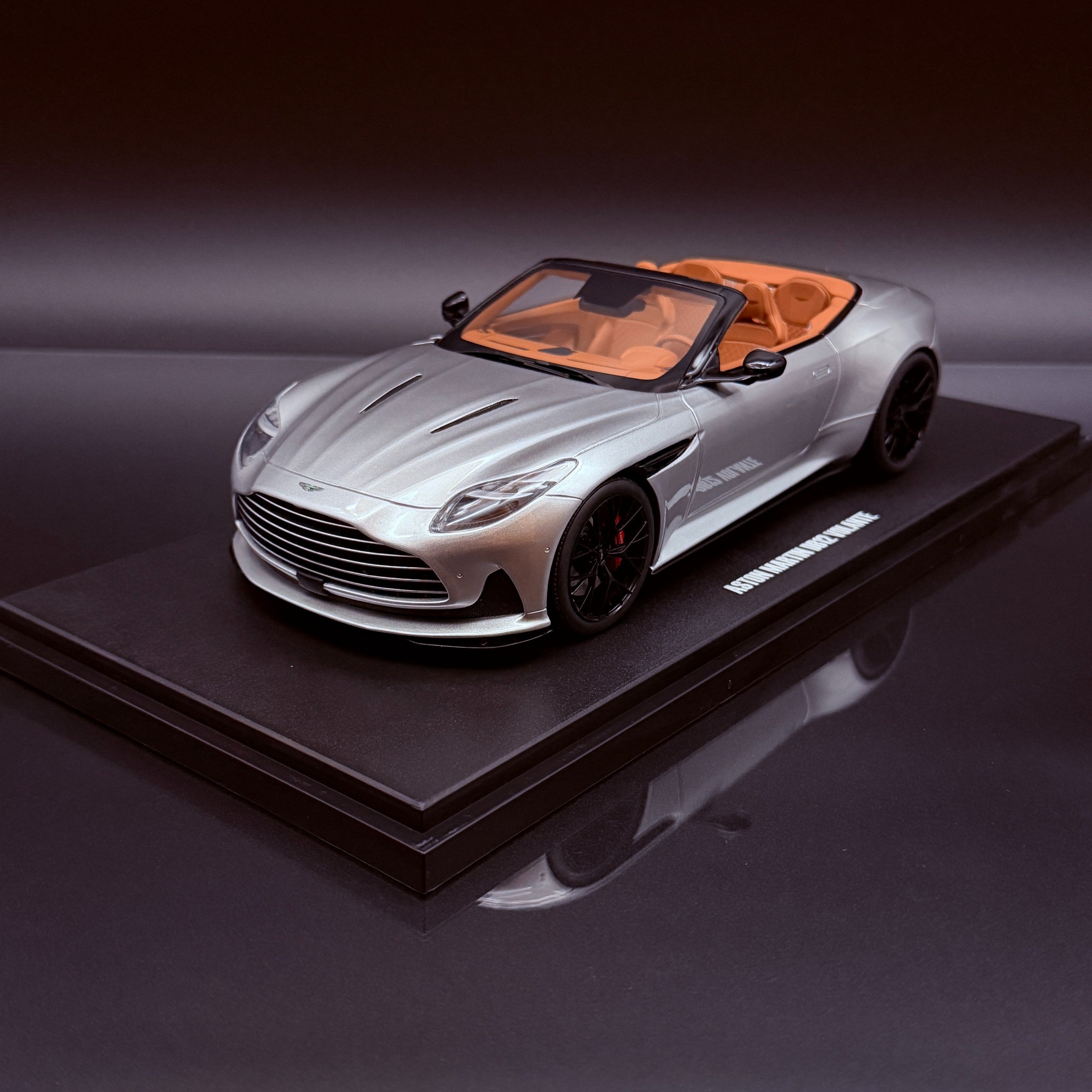 阿斯顿·马丁 DB12 Volante — 银色铝光漆 2023 | GT Spirit 1:18 收藏模型