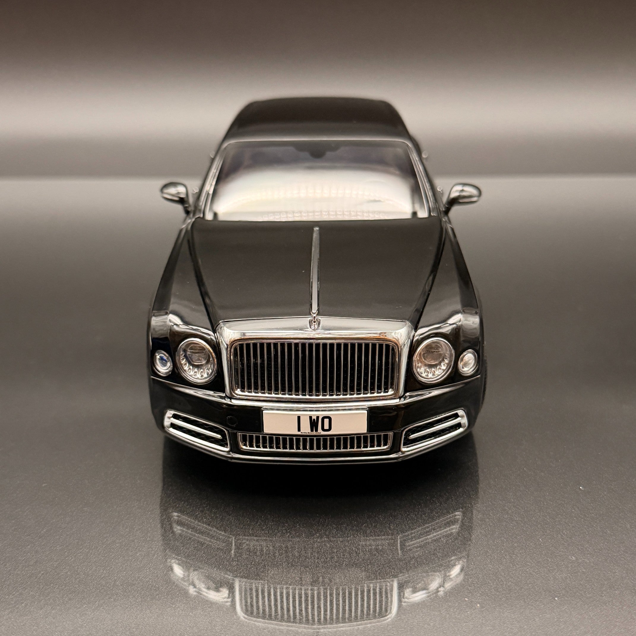 Almost Real Bentley Mulsanne 2017 1:18 Gold Black Luxury Diecast Model Collectible
