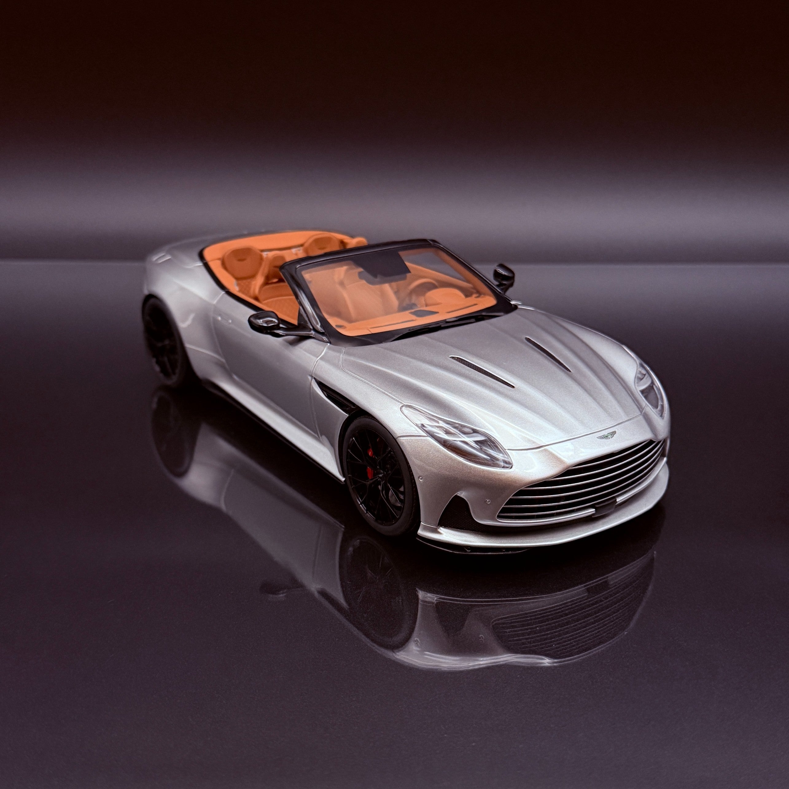 Aston Martin DB12 Volante — Aluminite Silver 2023 | 1:18 Collector Model by GT Spirit