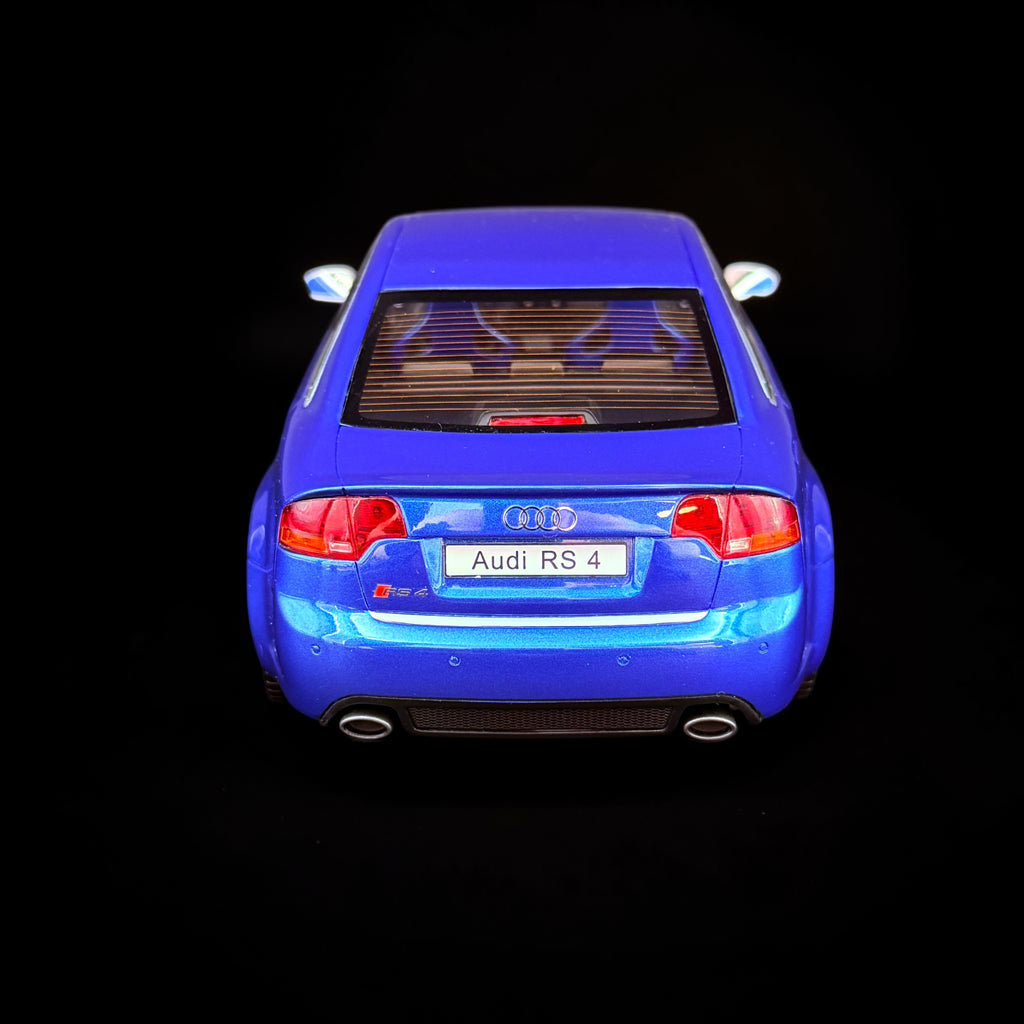 Audi RS 4 (B7) Limousine 2007 – Maßstab 1:18 von OTTOmobile