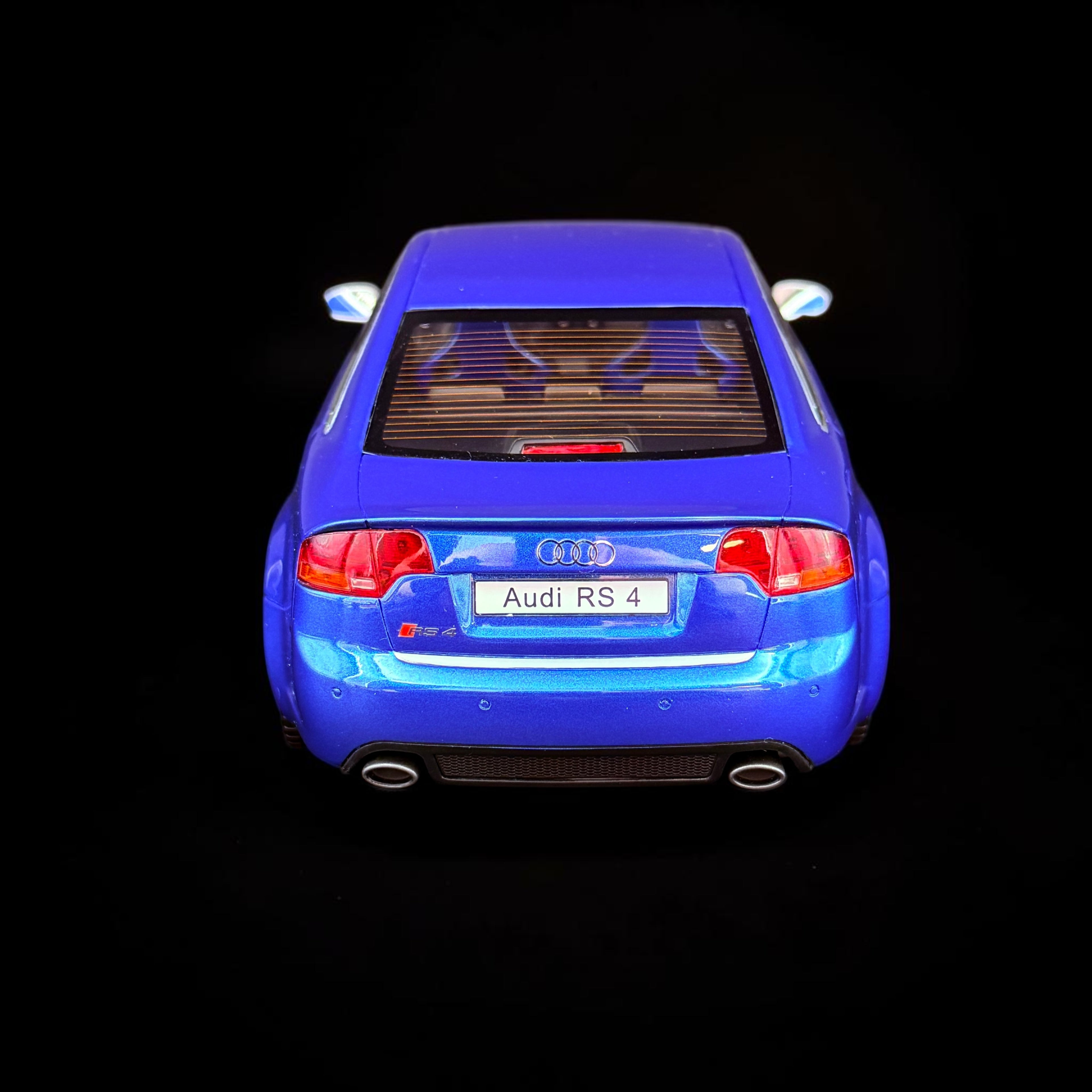 Audi RS 4 (B7) Limousine 2007 – Maßstab 1:18 von OTTOmobile