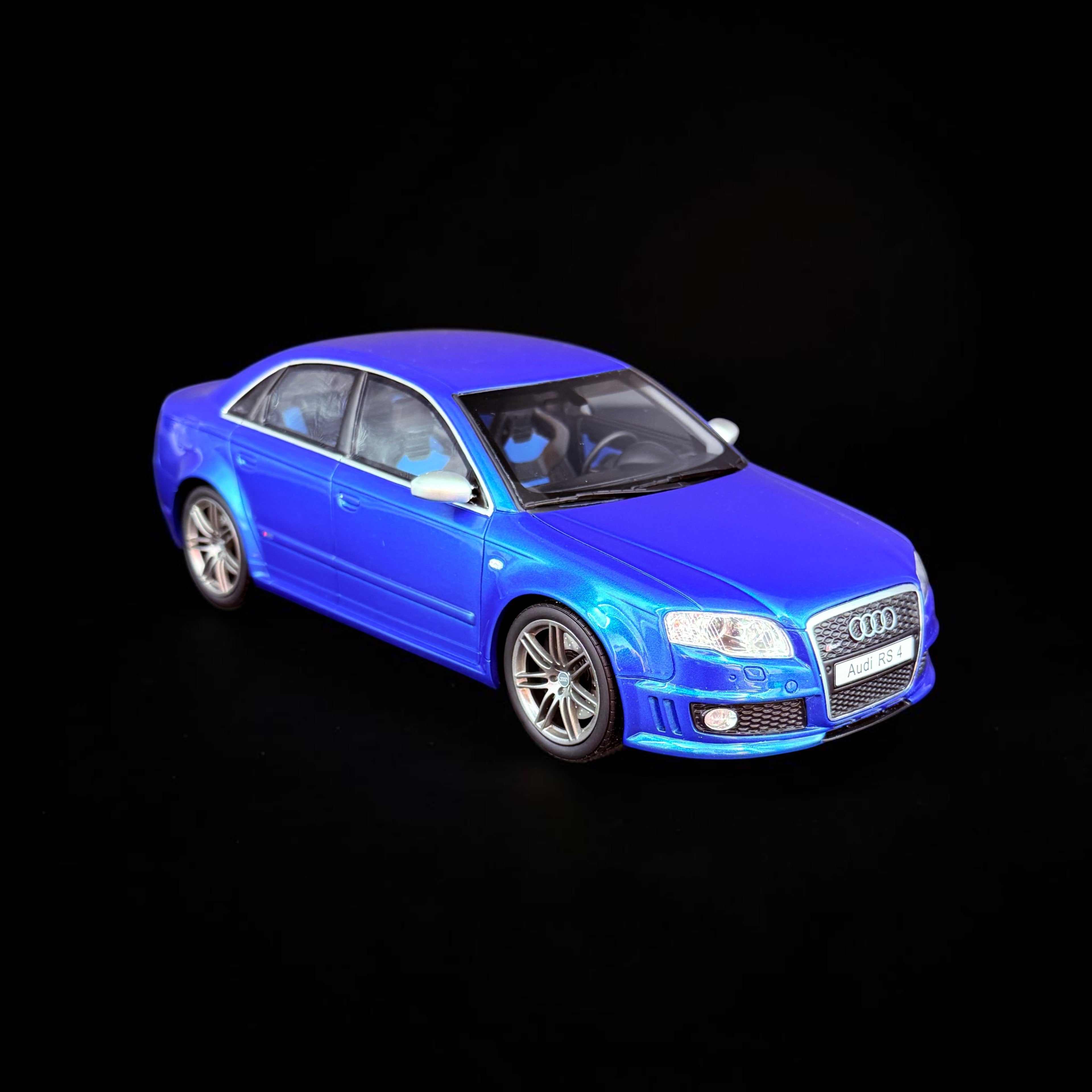 Audi RS 4 (B7) Limousine 2007 – Maßstab 1:18 von OTTOmobile