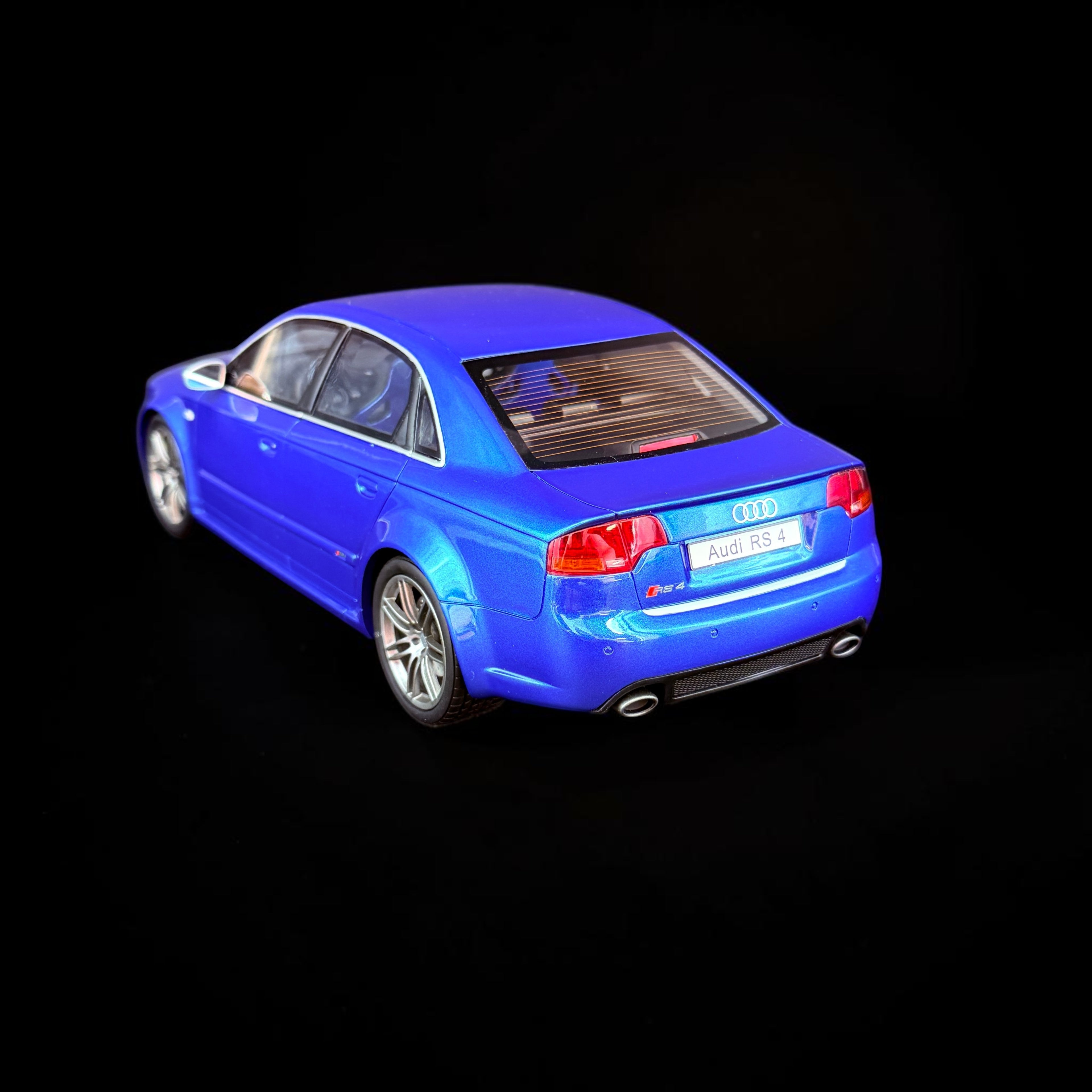 Audi RS 4 (B7) Limousine 2007 – Maßstab 1:18 von OTTOmobile