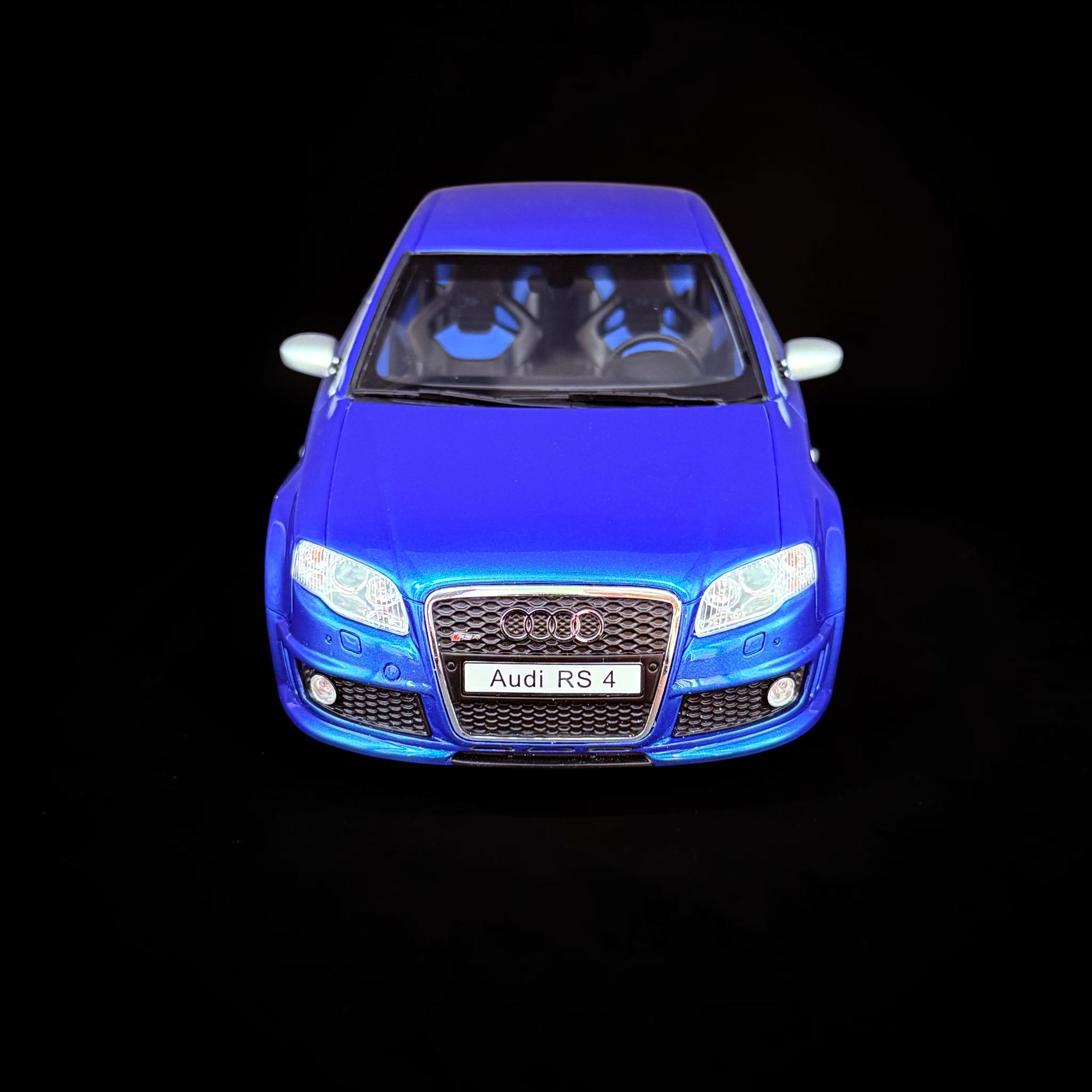 Audi RS 4 (B7) Limousine 2007 – Maßstab 1:18 von OTTOmobile