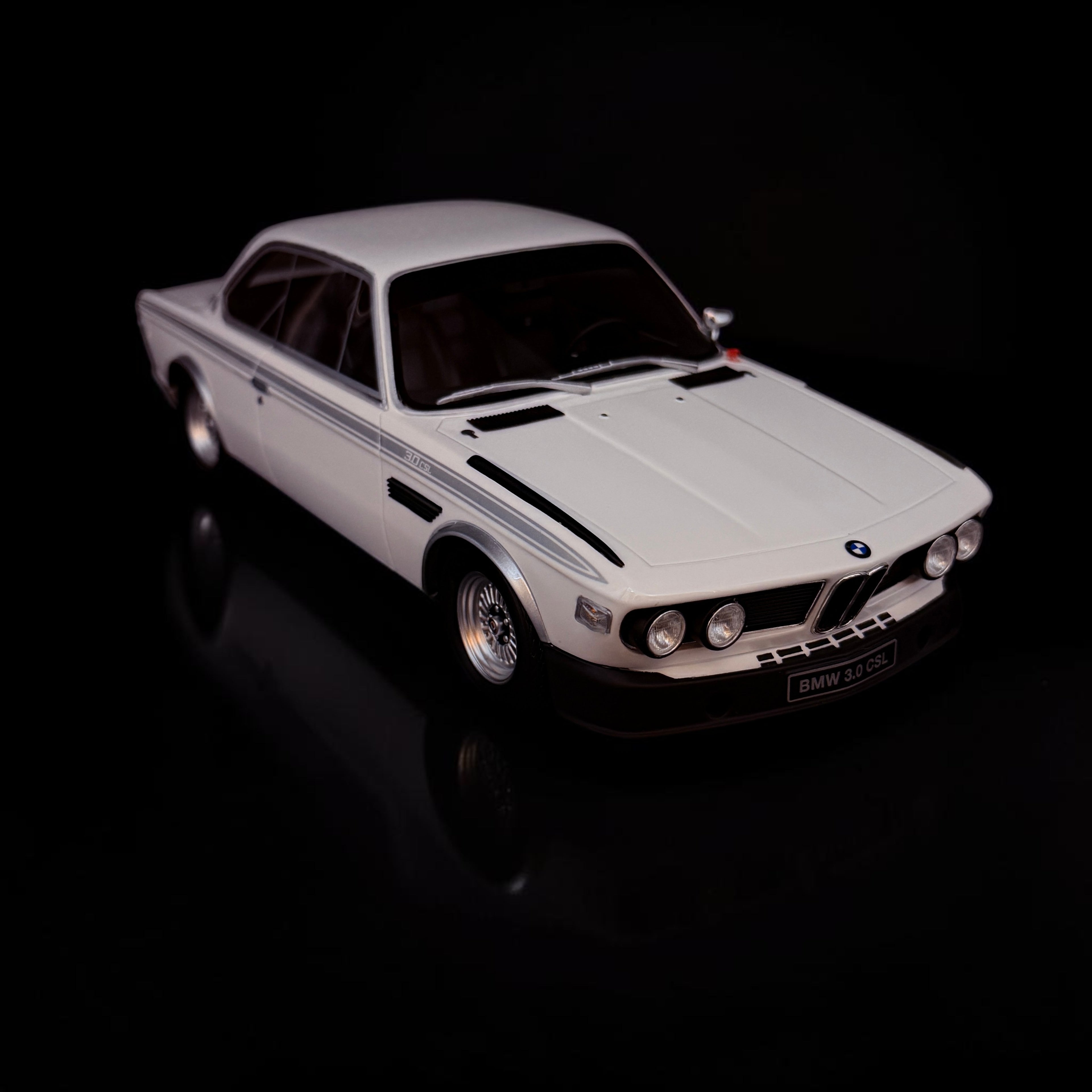 BMW 3.0 CSL Coupé 1972 – Weiß Maßstab 1:18 von OTTOmobile