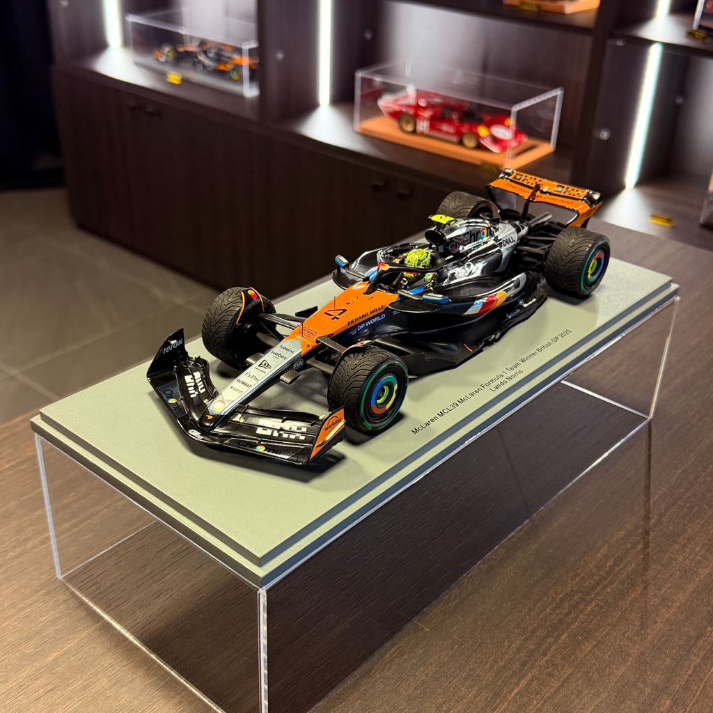 McLaren MCL39 št. 4 Lando Norris, zmagovalec VN Velike Britanije 2025, 1:18, Spark