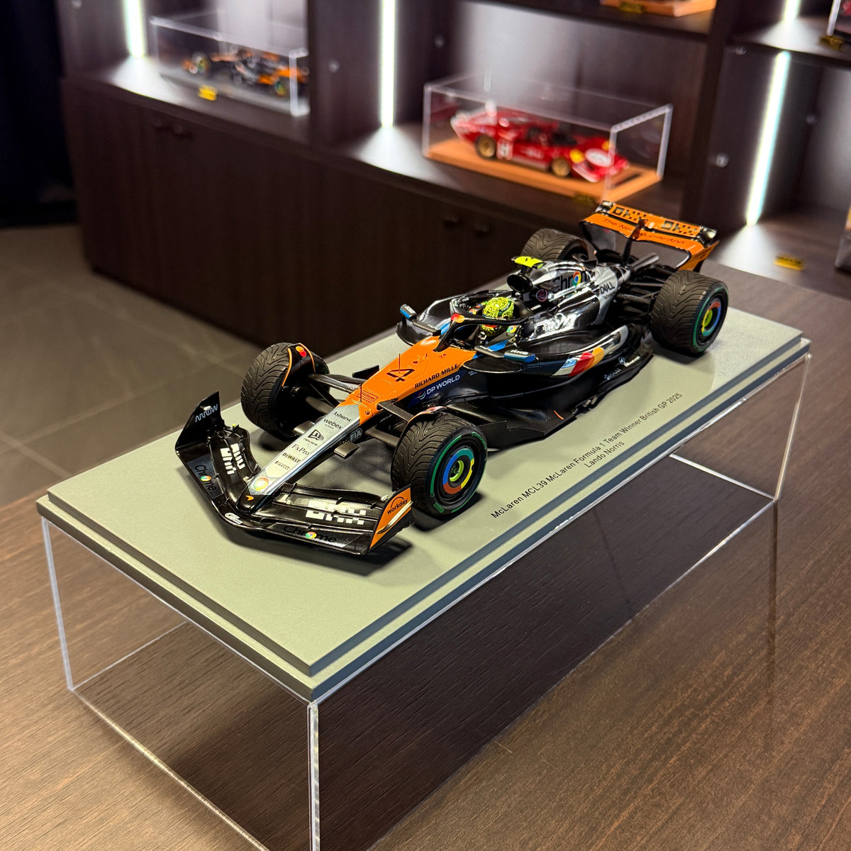 McLaren MCL39 št. 4 Lando Norris, zmagovalec VN Velike Britanije 2025, 1:18, Spark