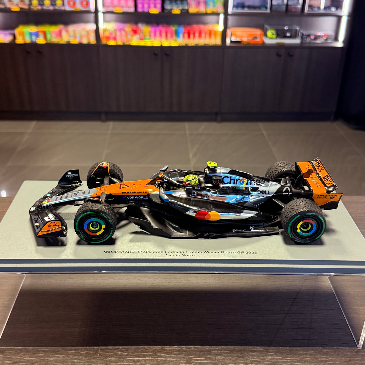 McLaren MCL39 št. 4 Lando Norris, zmagovalec VN Velike Britanije 2025, 1:18, Spark