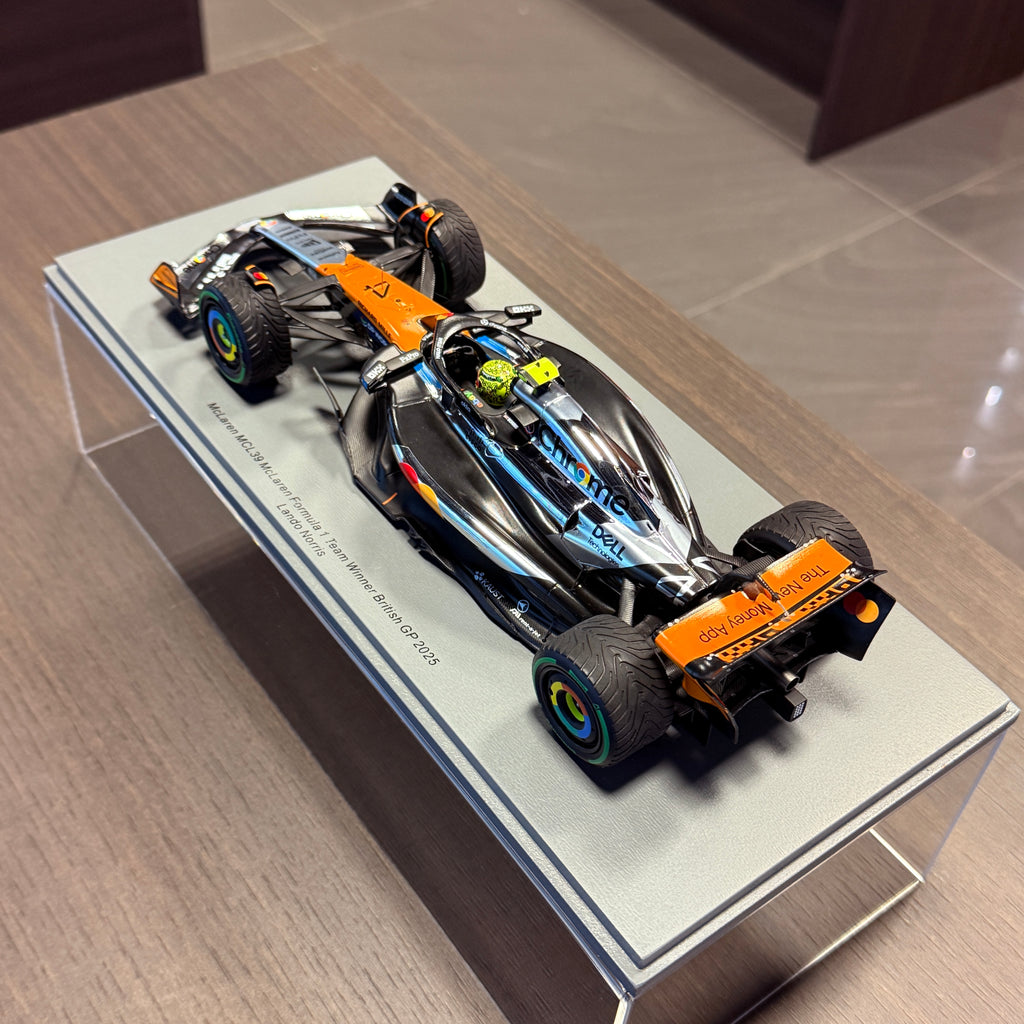 McLaren MCL39 št. 4 Lando Norris, zmagovalec VN Velike Britanije 2025, 1:18, Spark