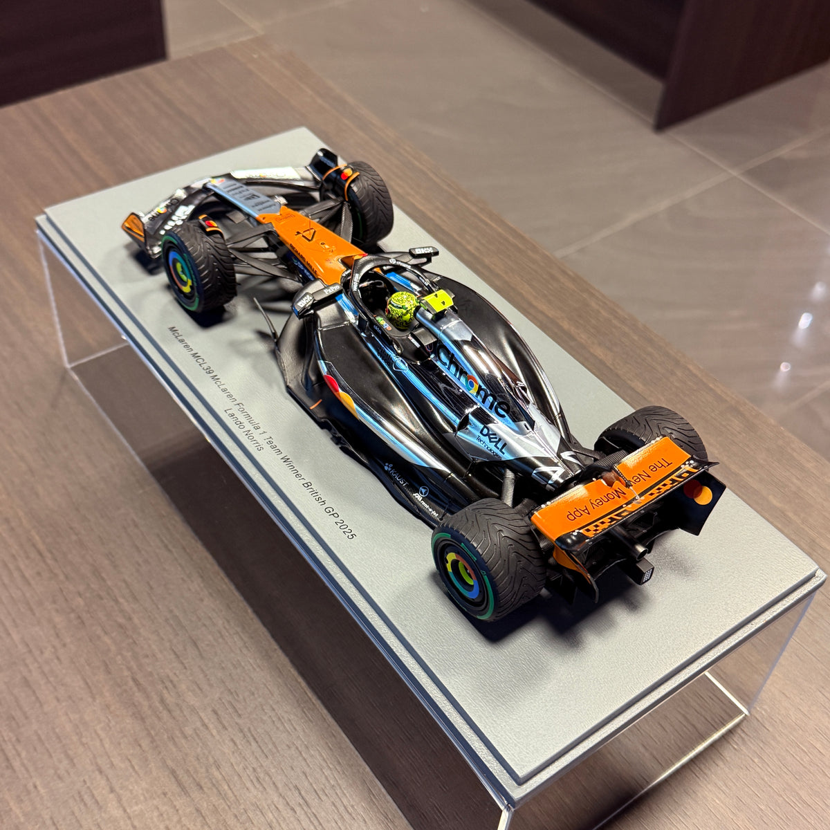 McLaren MCL39 št. 4 Lando Norris, zmagovalec VN Velike Britanije 2025, 1:18, Spark