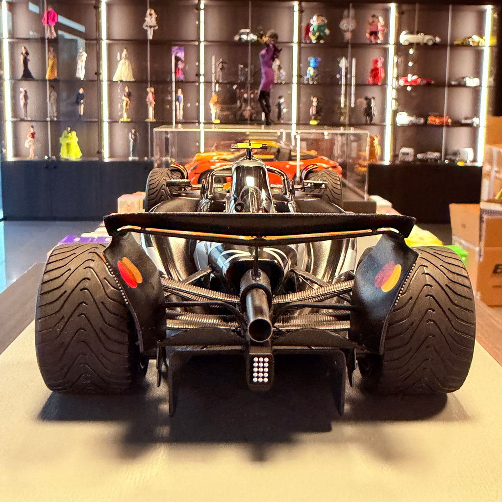McLaren MCL39 št. 4 Lando Norris, zmagovalec VN Velike Britanije 2025, 1:18, Spark