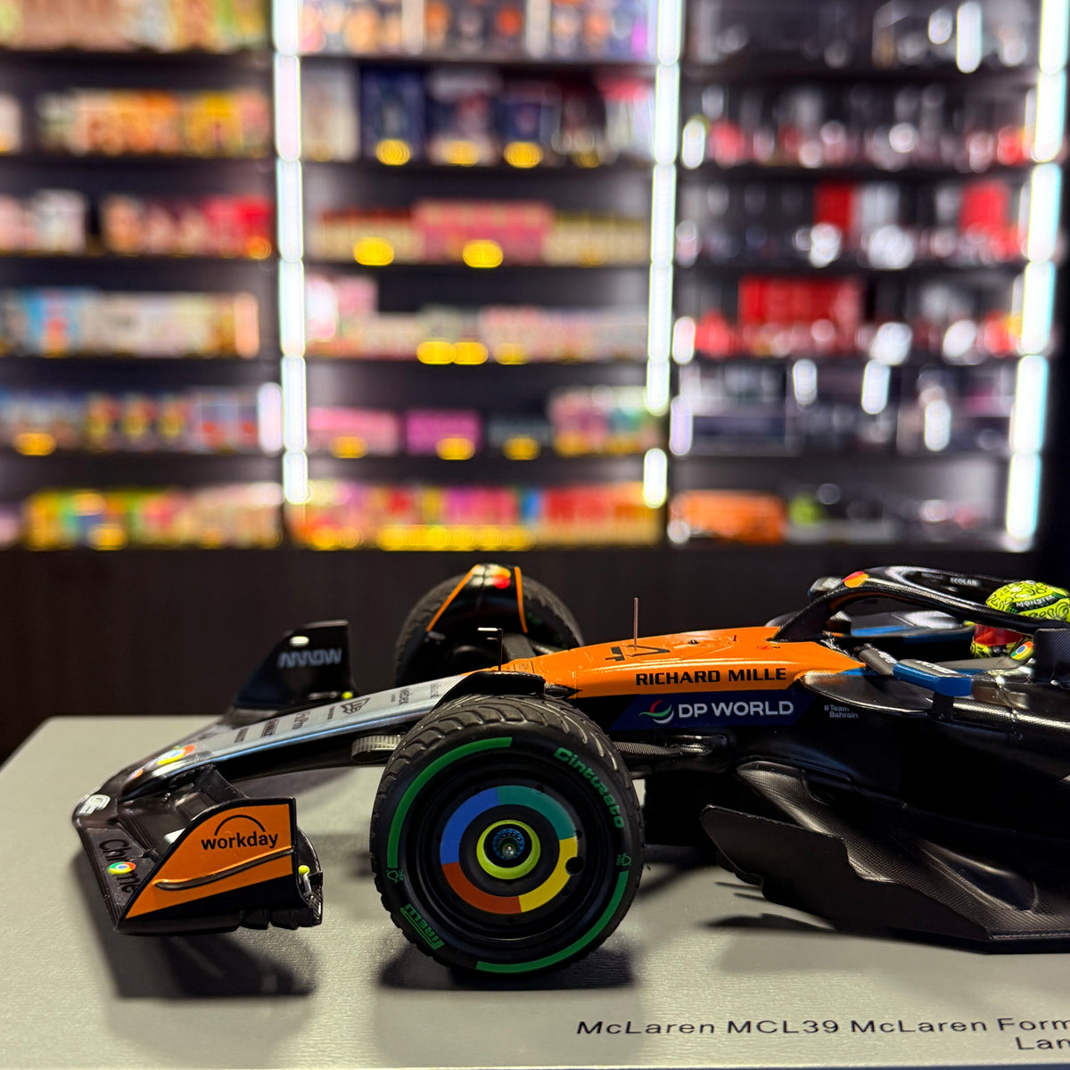 McLaren MCL39 št. 4 Lando Norris, zmagovalec VN Velike Britanije 2025, 1:18, Spark