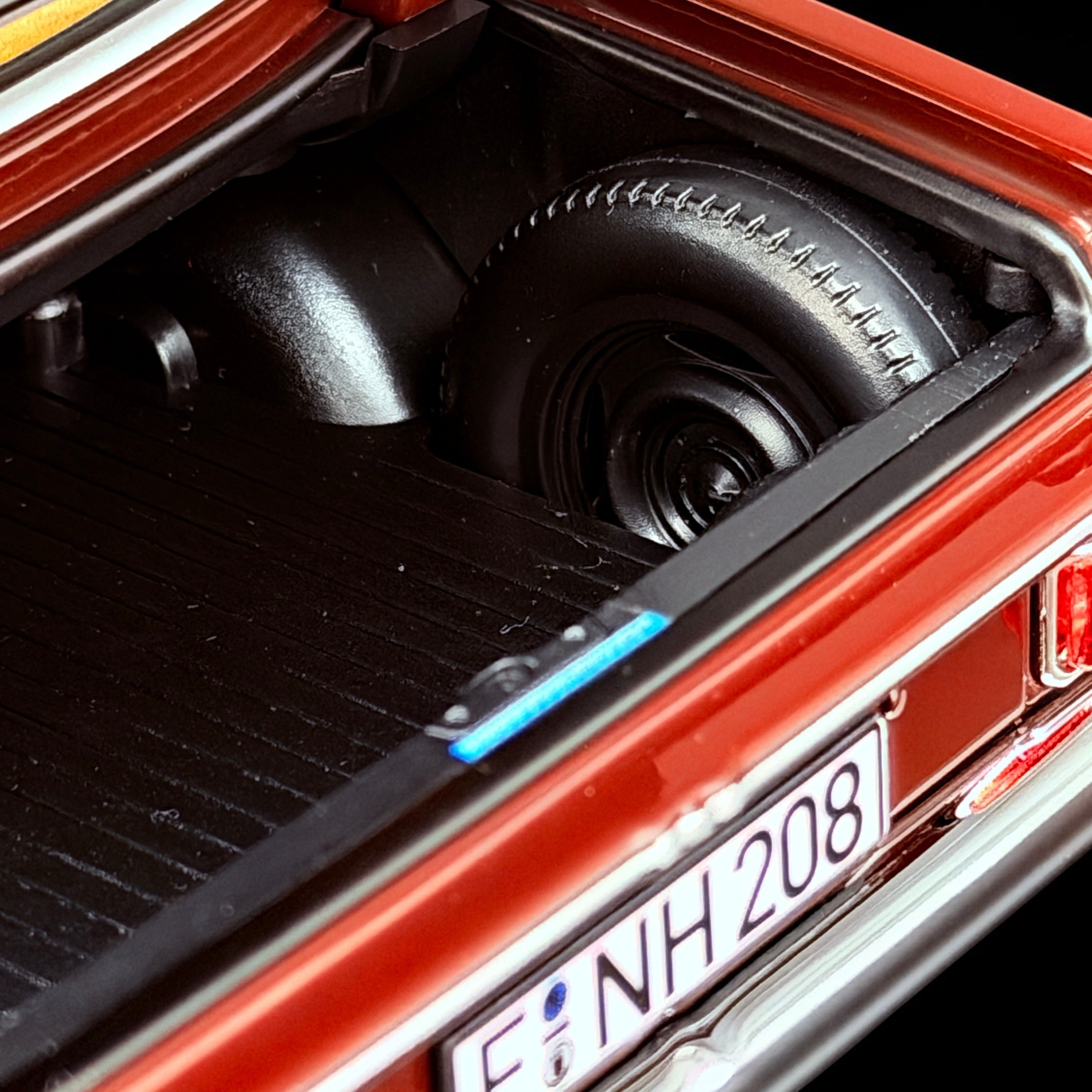 1/18 NOREV Mercedes Benz 200 Limousine (W115) 1968 Dunkelrot NV183778 Modellbau