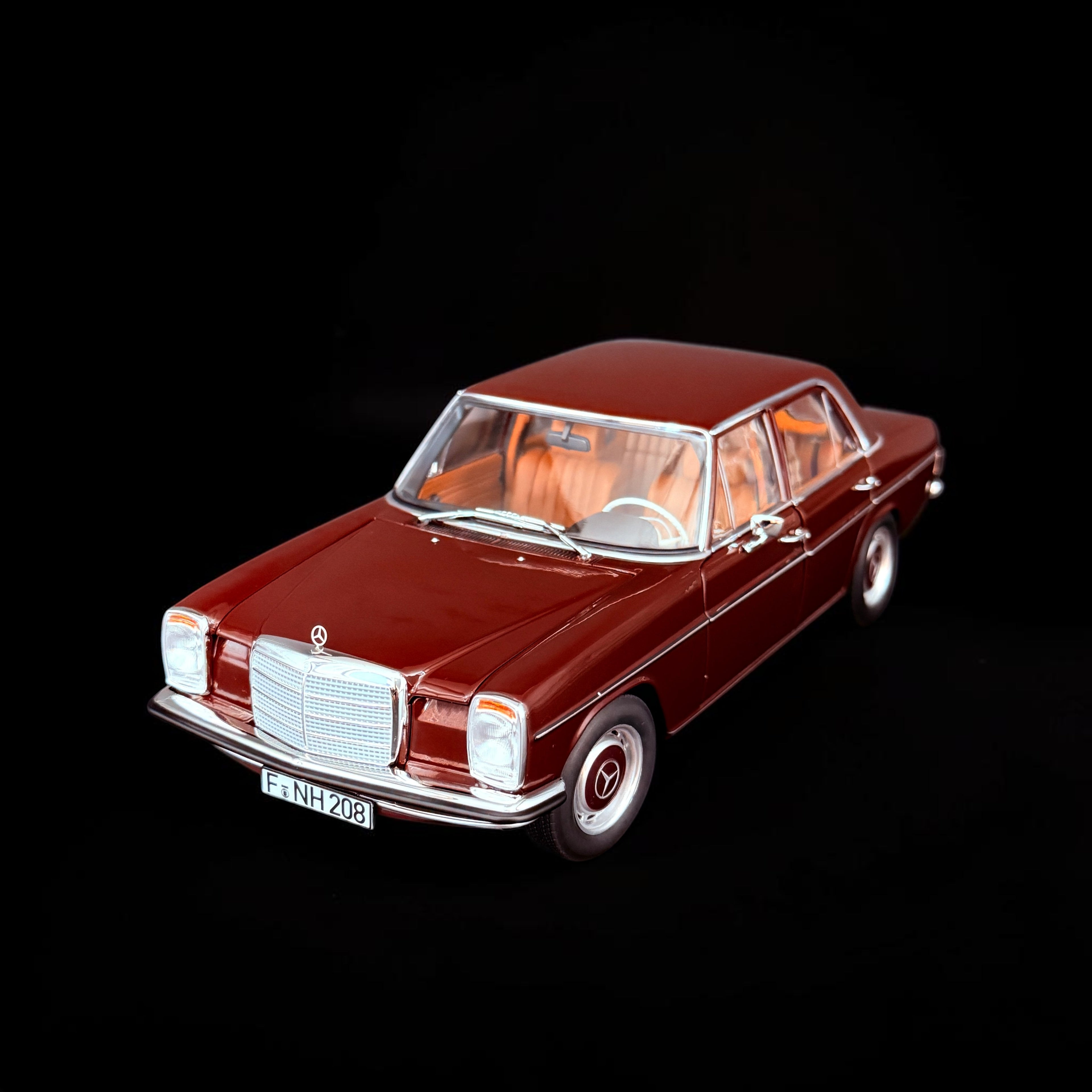 1/18 NOREV Mercedes Benz 200 Limousine (W115) 1968 Dunkelrot NV183778 Modellbau