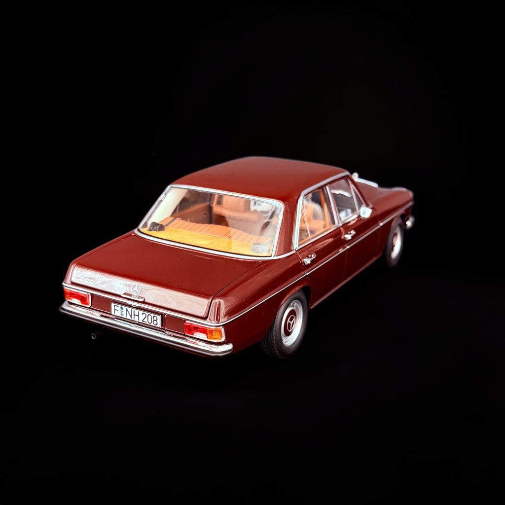 1/18 NOREV Mercedes Benz 200 Limousine (W115) 1968 Dunkelrot NV183778 Modellbau
