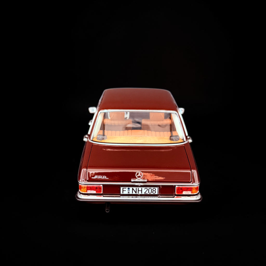 1/18 NOREV Mercedes Benz 200 Limousine (W115) 1968 Dunkelrot NV183778 Modellbau