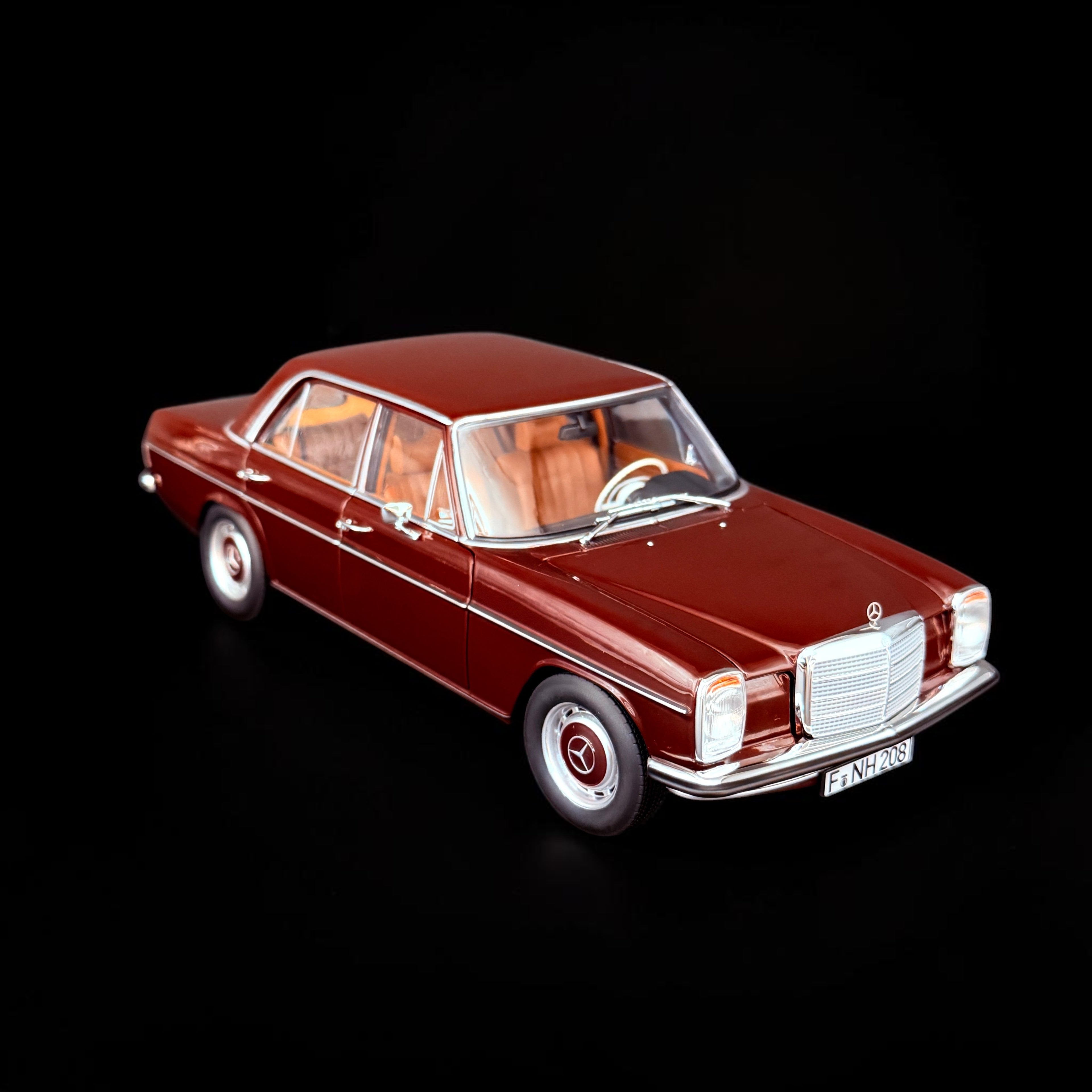 1/18 NOREV Mercedes Benz 200 Limousine (W115) 1968 Dunkelrot NV183778 Modellbau