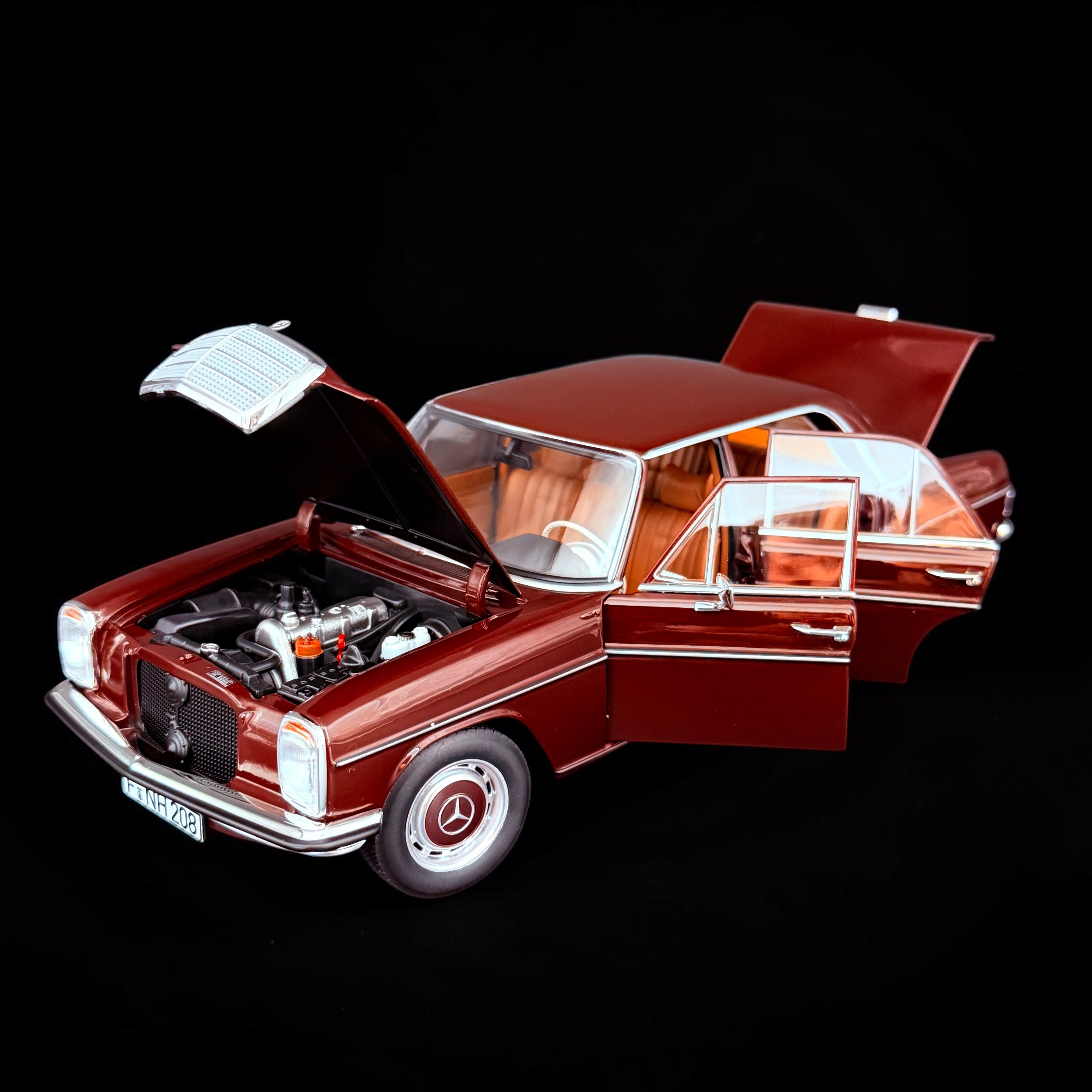 1/18 NOREV Mercedes Benz 200 Limousine (W115) 1968 Dunkelrot NV183778 Modellbau