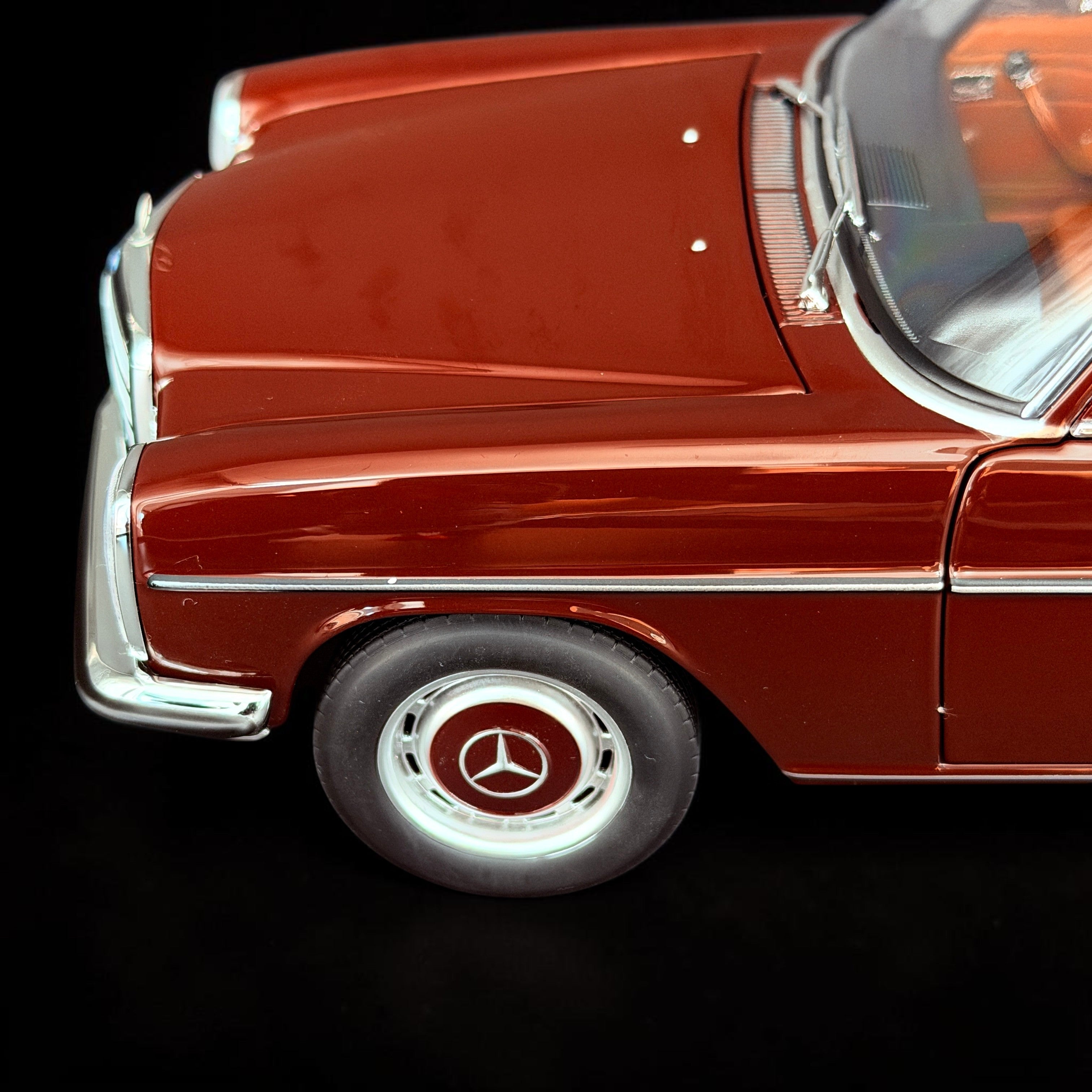 1/18 NOREV Mercedes Benz 200 Limousine (W115) 1968 Dunkelrot NV183778 Modellbau