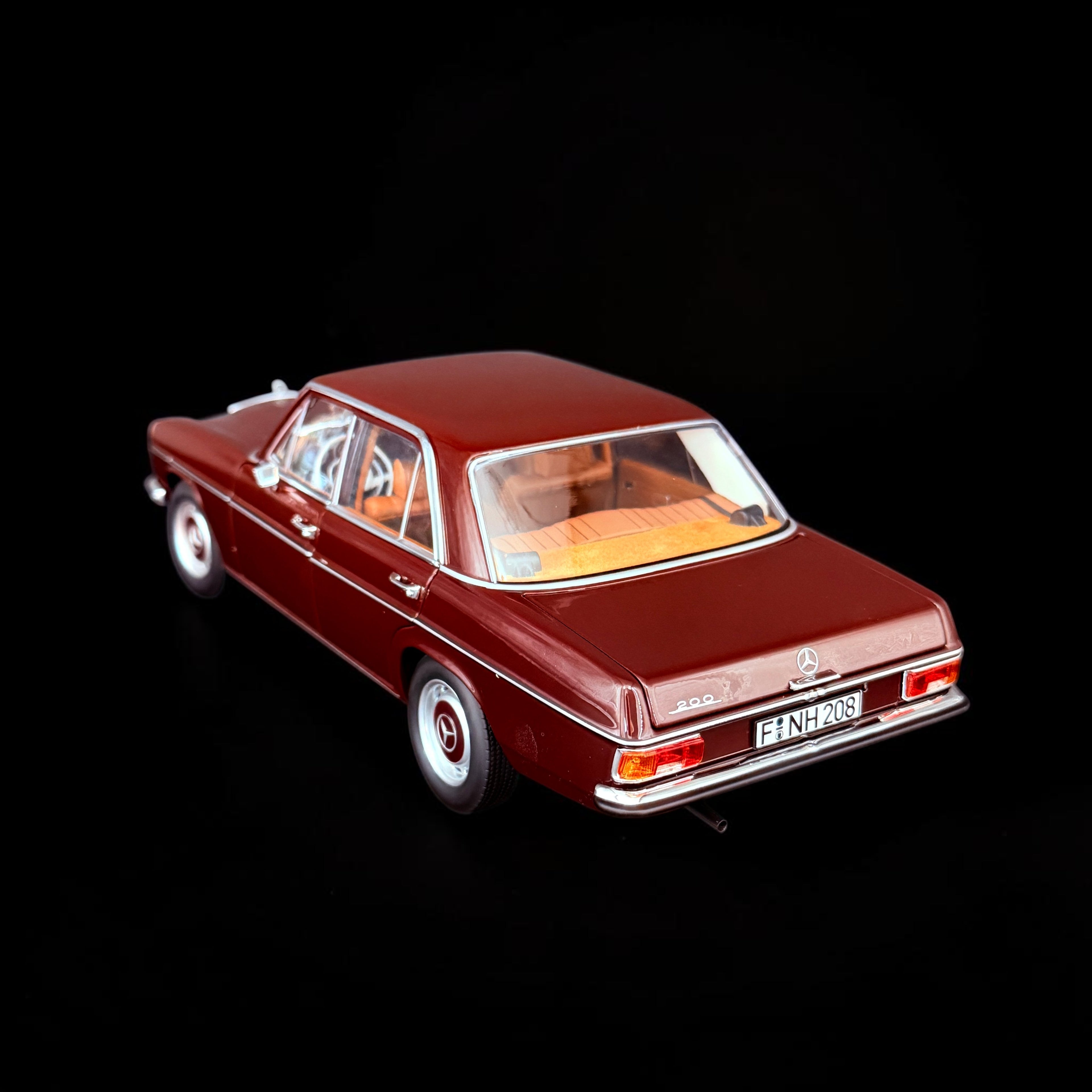 1/18 NOREV Mercedes Benz 200 Limousine (W115) 1968 Dunkelrot NV183778 Modellbau