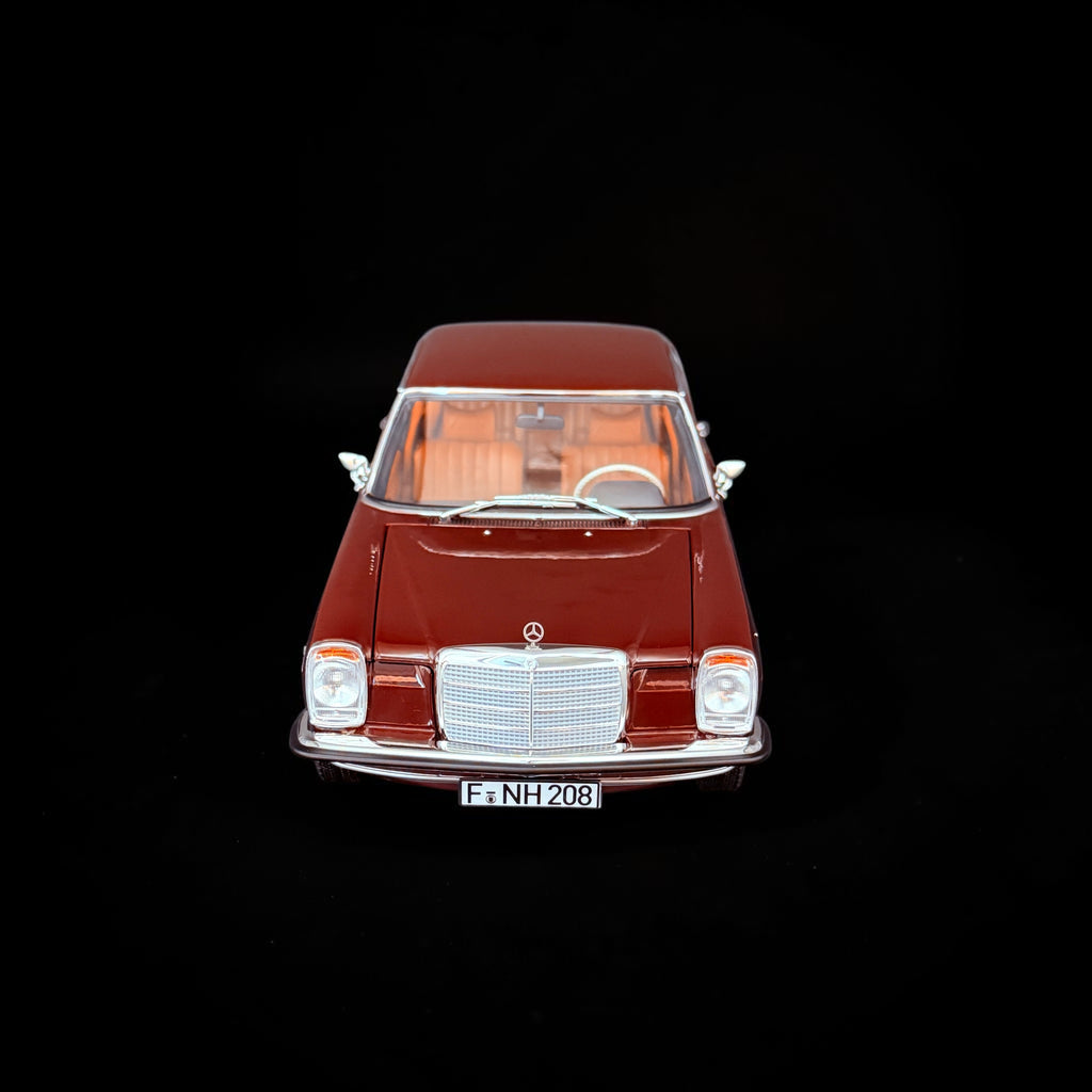 1/18 NOREV Mercedes Benz 200 Limousine (W115) 1968 Dunkelrot NV183778 Modellbau