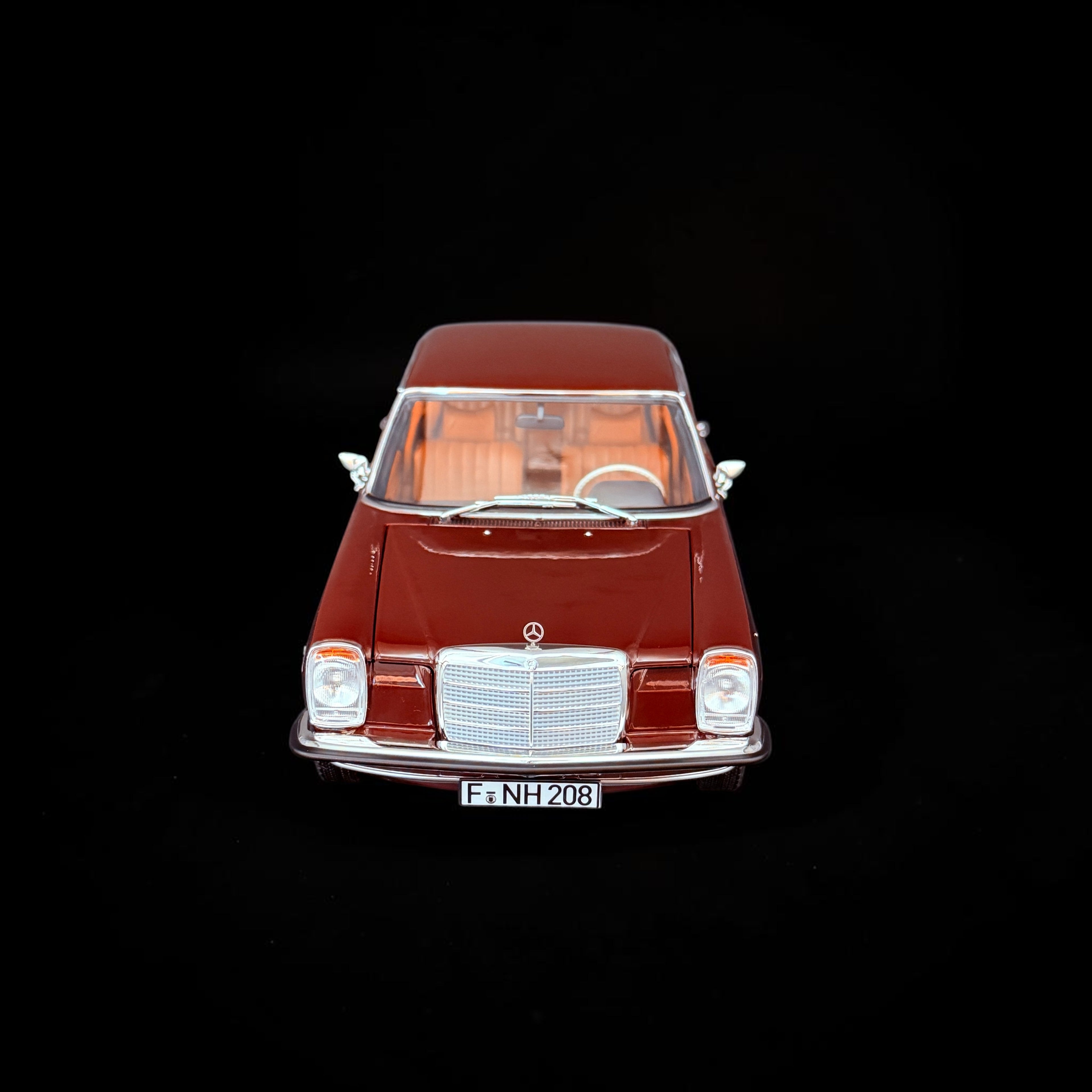 1/18 NOREV Mercedes Benz 200 Limousine (W115) 1968 Dunkelrot NV183778 Modellbau