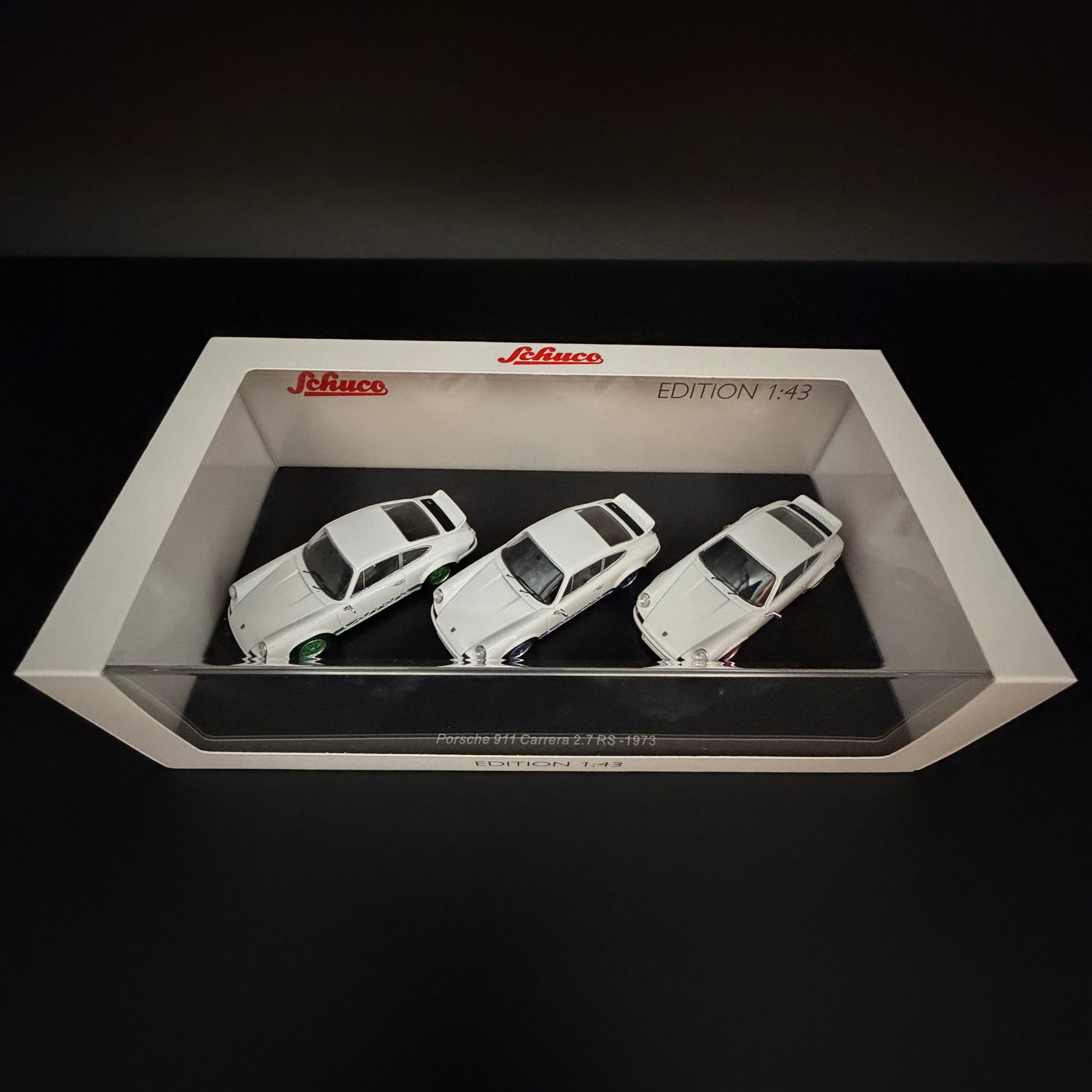 Porsche 911 Carrera RS 2.7 Coupé „50 Jahre Jubiläum“ Set Sammleredition im Maßstab 1:18