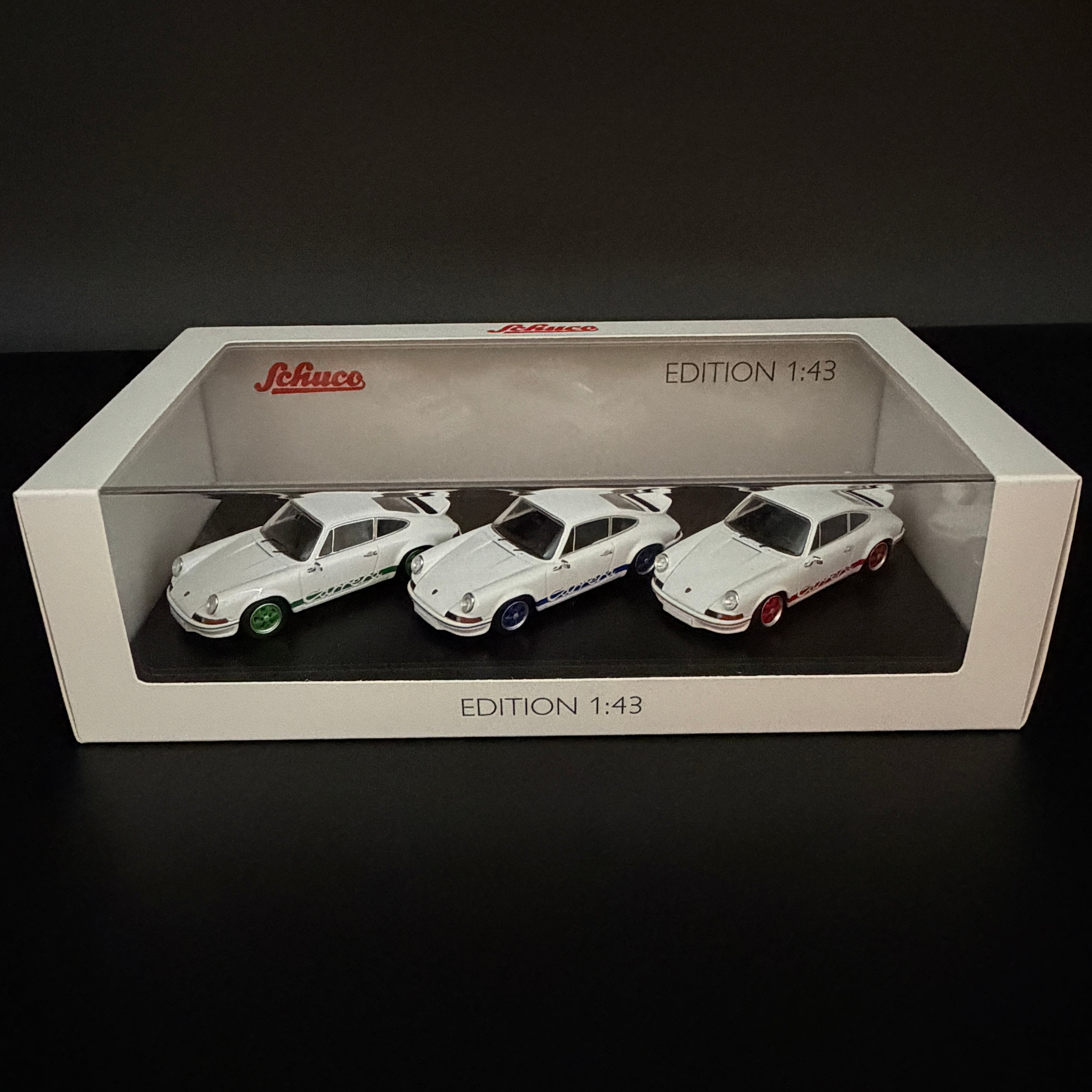 Porsche 911 Carrera RS 2.7 Coupé „50 Jahre Jubiläum“ Set Sammleredition im Maßstab 1:18