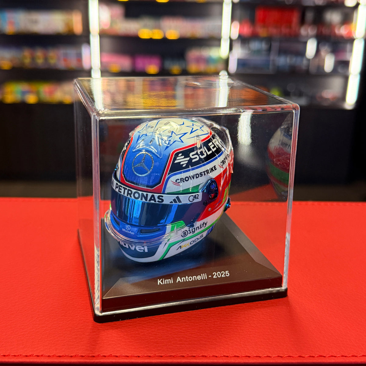 Helma Kimiho Antonelliho Mercedes-AMG Petronas F1 z roku 2025 v měřítku 1:5 od Spark