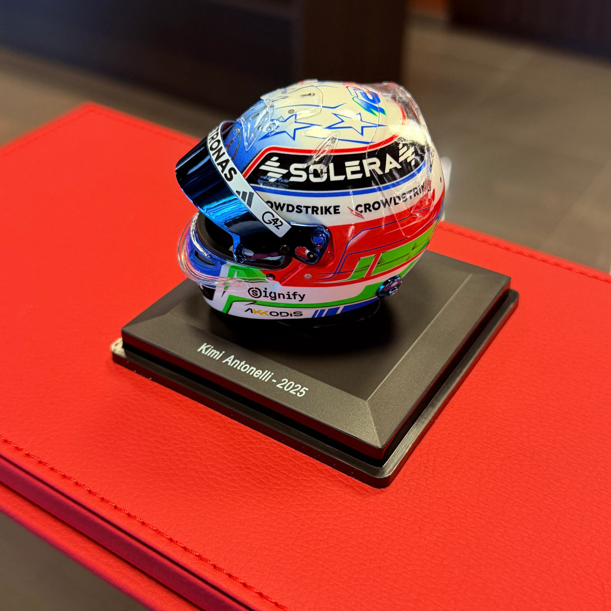 Helma Kimiho Antonelliho Mercedes-AMG Petronas F1 z roku 2025 v měřítku 1:5 od Spark