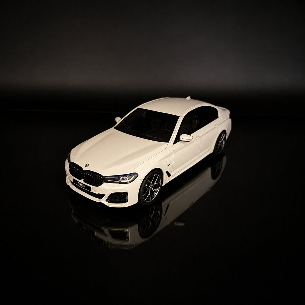 BMW 545e xDrive M Sport (G30) 2023 – Blanco Escala 1:18 de GT Spirit
