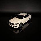 BMW 545e xDrive M Sport (G30) 2023 – Blanco Escala 1:18 de GT Spirit