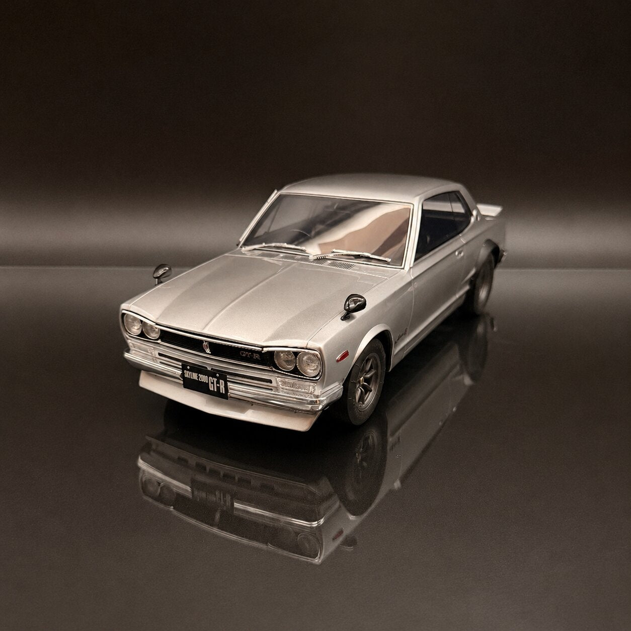 Nissan Skyline 2000 GT-R (KPGC10) 1971 – Plateado Escala 1:12 de OTTOmobile