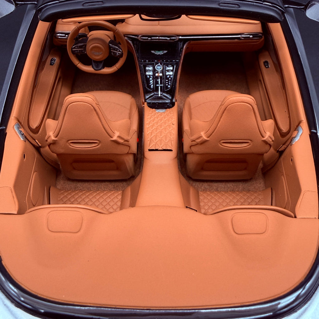 阿斯顿·马丁 DB12 Volante — 银色铝光漆 2023 | GT Spirit 1:18 收藏模型