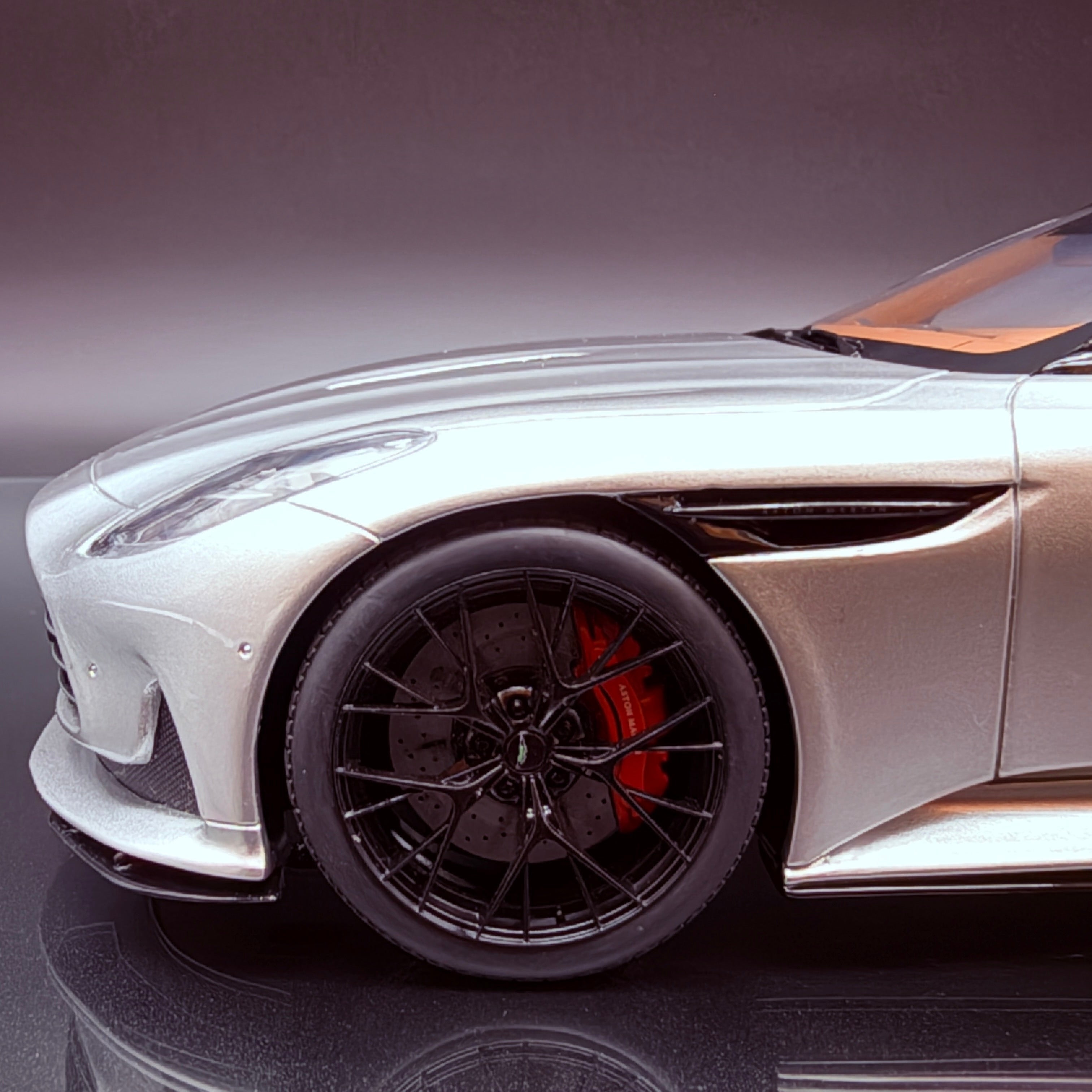 阿斯顿·马丁 DB12 Volante — 银色铝光漆 2023 | GT Spirit 1:18 收藏模型