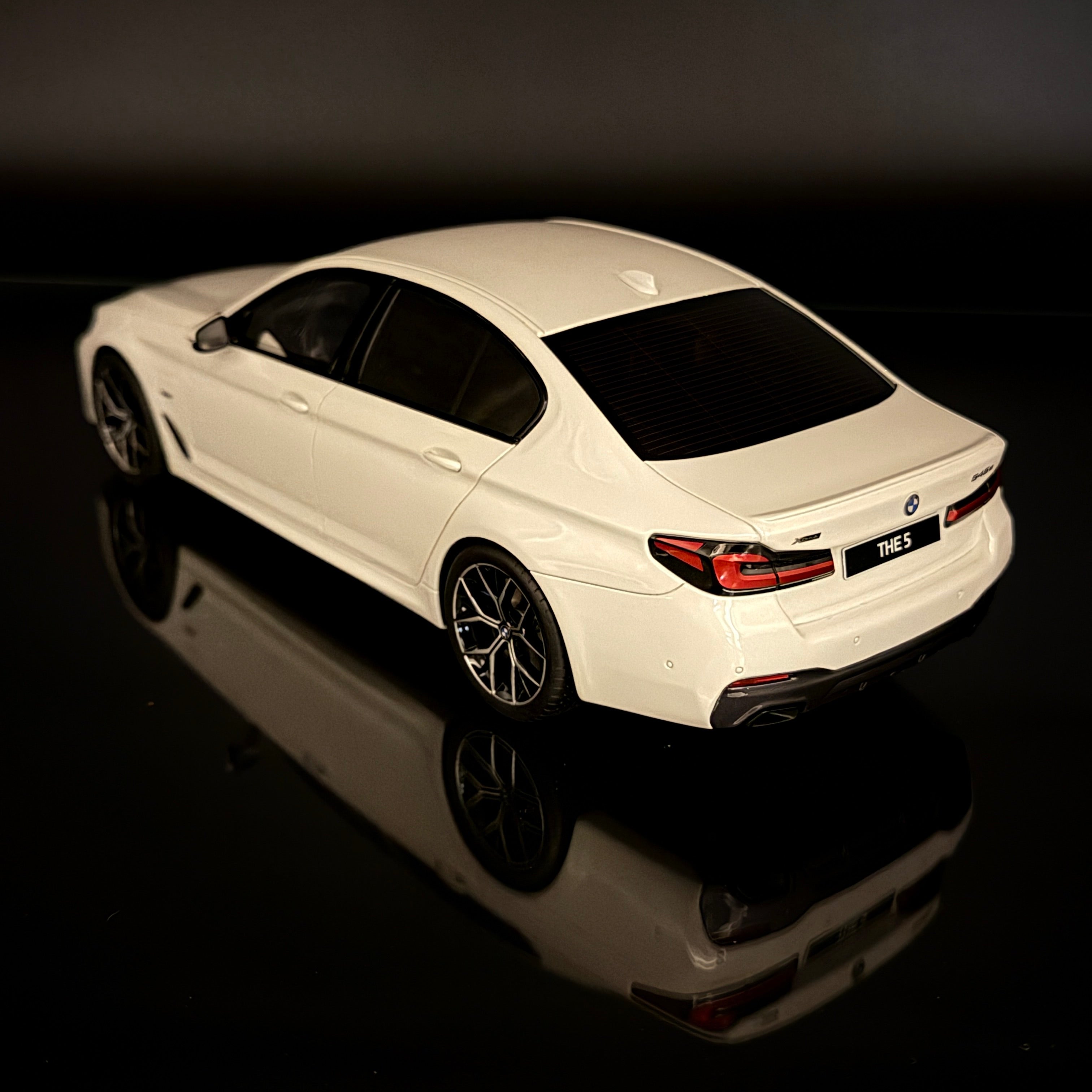 BMW 545e xDrive G30 M Sport 2021 Alpine White 1:18 GT Spirit Collectible Model