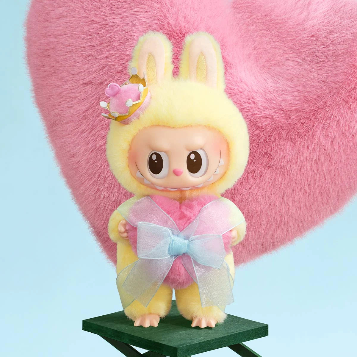 Pendentif en peluche vinyle de la série THE MONSTERS Labubu Let's Checkmate par POP MART