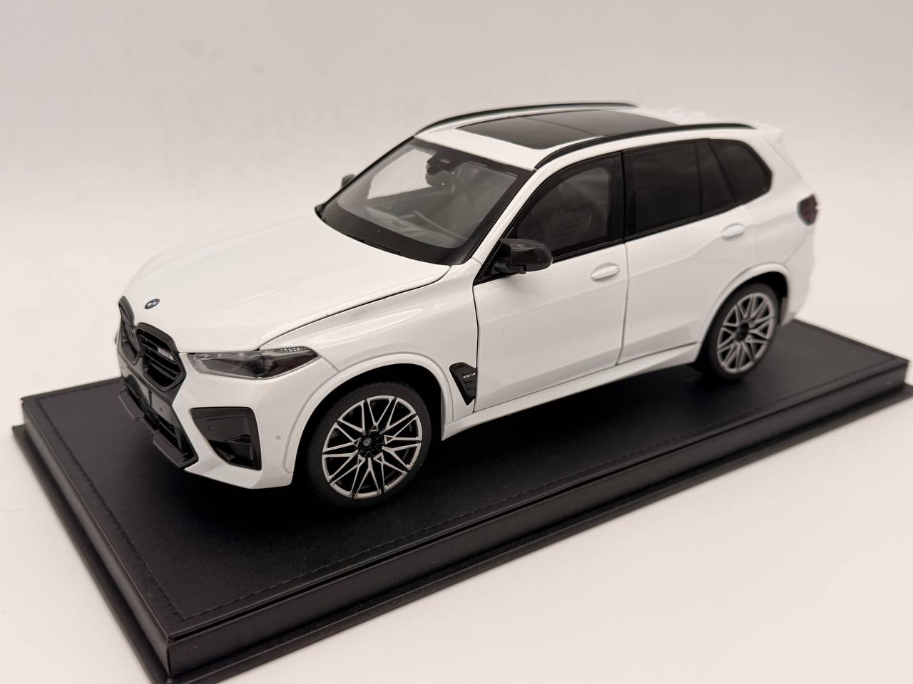 BMW X5 M Competition LCI White 1:18 Scale Die-Cast Model Car