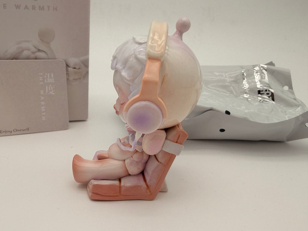 Pop Mart SKULLPANDA Warmth Series Enjoy Oneself Figure