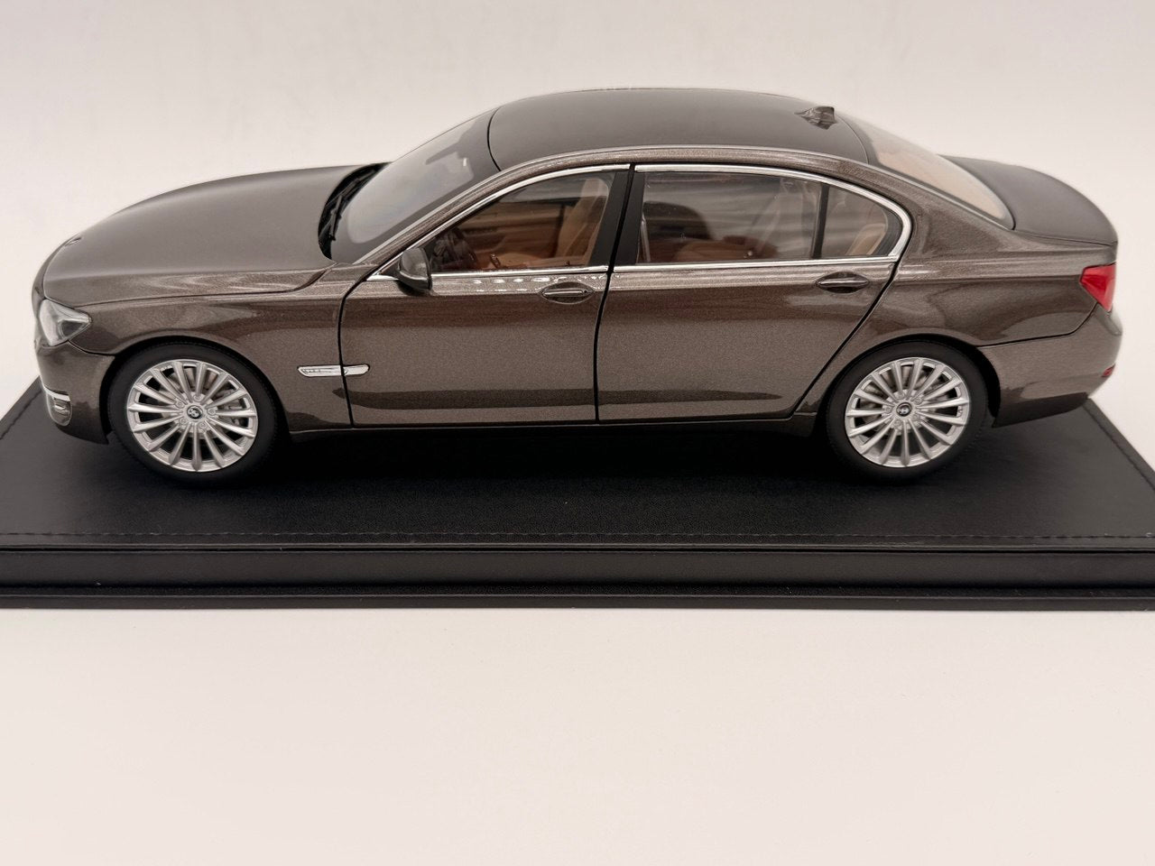1/18 Kyosho BMW 750Li (F02) Metallic Brown RARE – COLLECTLAB24