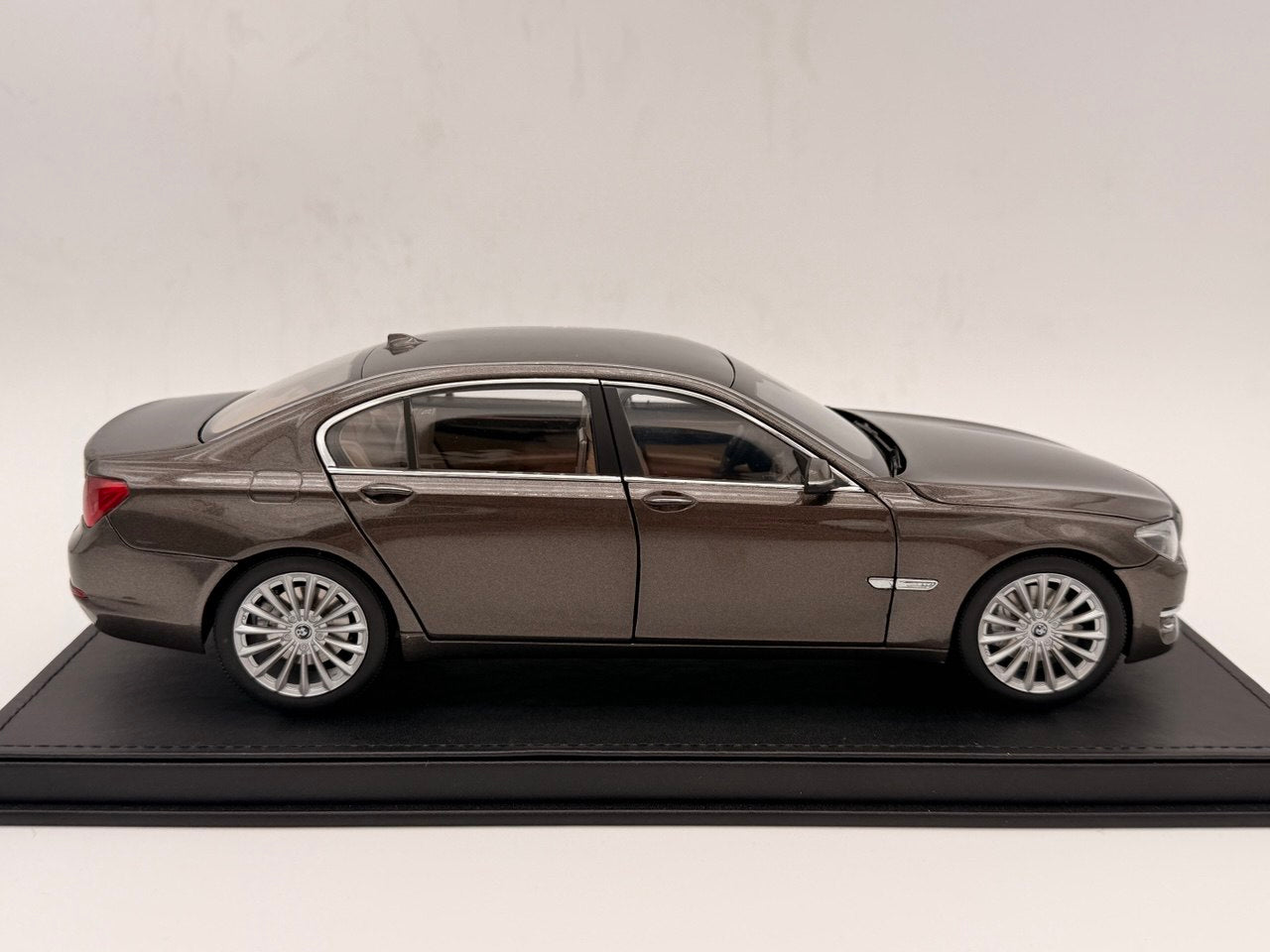 1/18 Kyosho BMW 750Li (F02) Metallic Brown RARE
