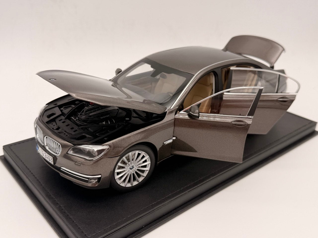 1/18 Kyosho BMW 750Li (F02) Metallic Brown RARE