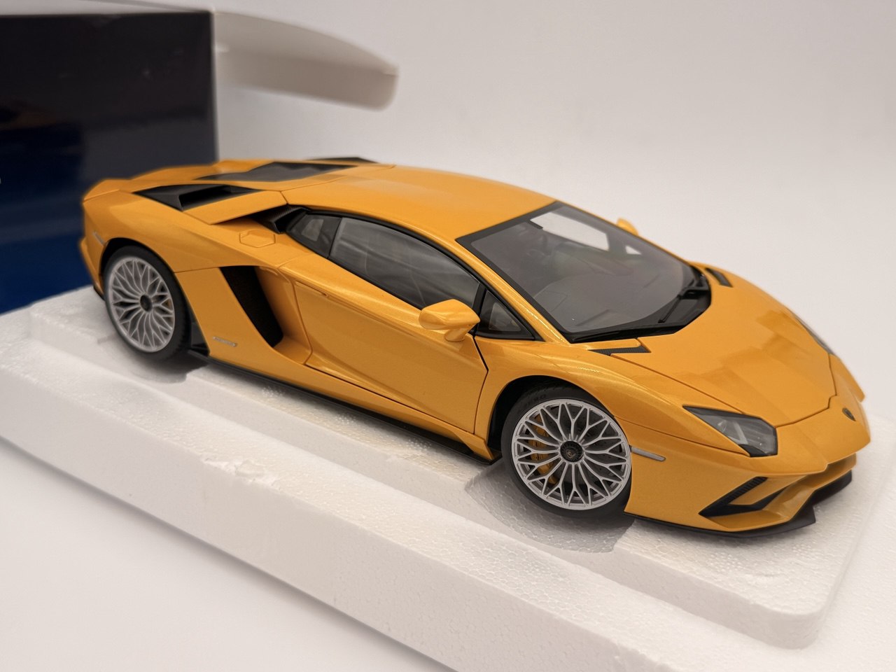 1/18 Autoart Lamborghini Aventador S LP740 Giallo Orion (Pearl Yellow) 79132