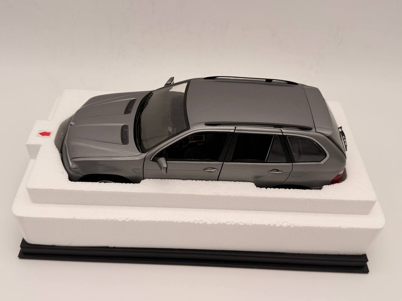 KYOSHO BMW E53 X5 4.4i SUV -SILVER METALLIC 1:18- GOOD IN DEALER BOX