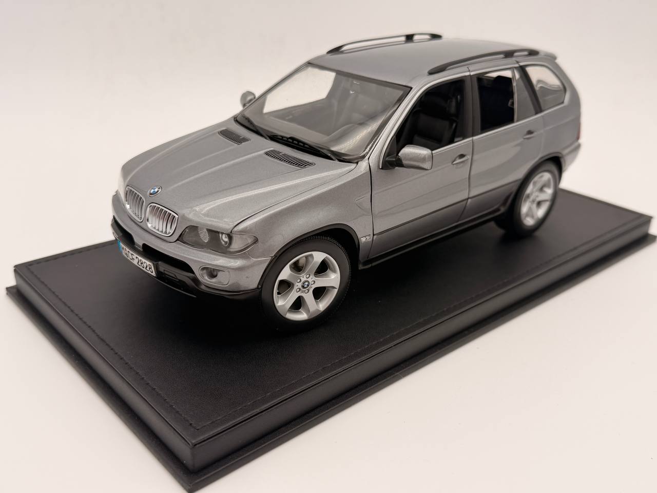 KYOSHO BMW E53 X5 4.4i SUV -SILVER METALLIC 1:18- GOOD IN DEALER BOX