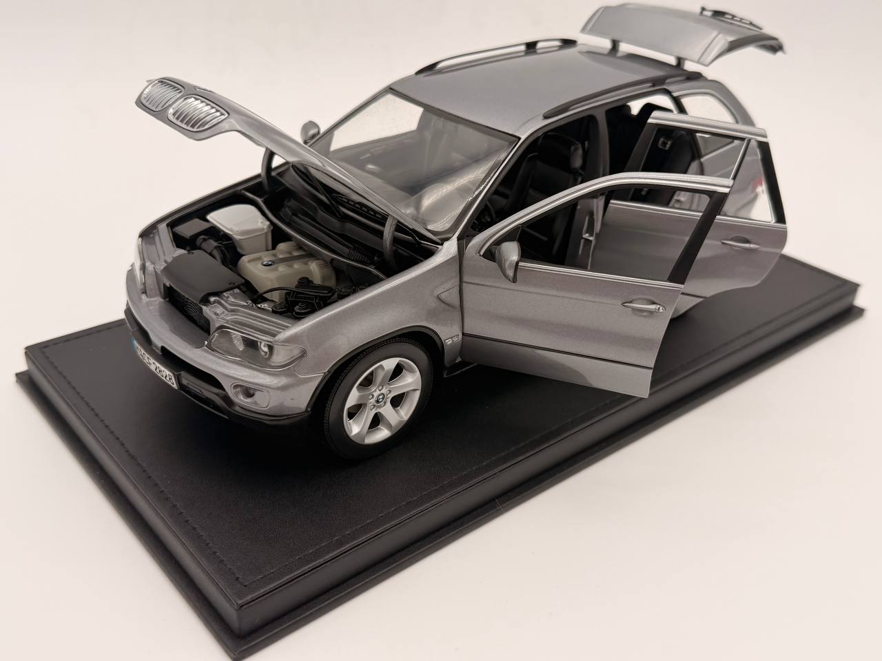 KYOSHO BMW E53 X5 4.4i SUV -SILVER METALLIC 1:18- GOOD IN DEALER BOX