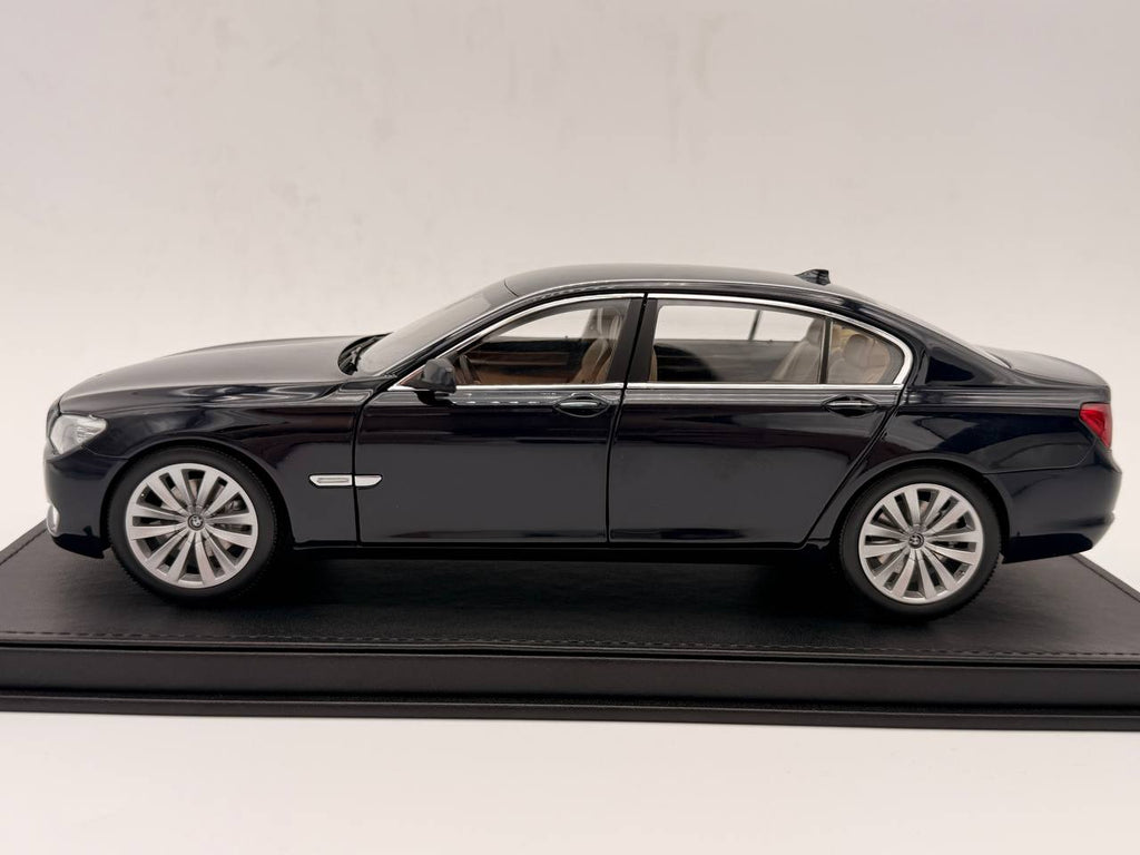 1:18  BMW 750Li (F02)  7-series  - Kyosho - Dealer Edition
