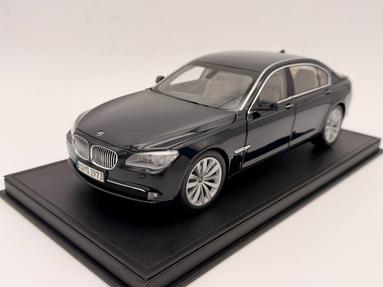 1:18  BMW 750Li (F02)  7-series  - Kyosho - Dealer Edition