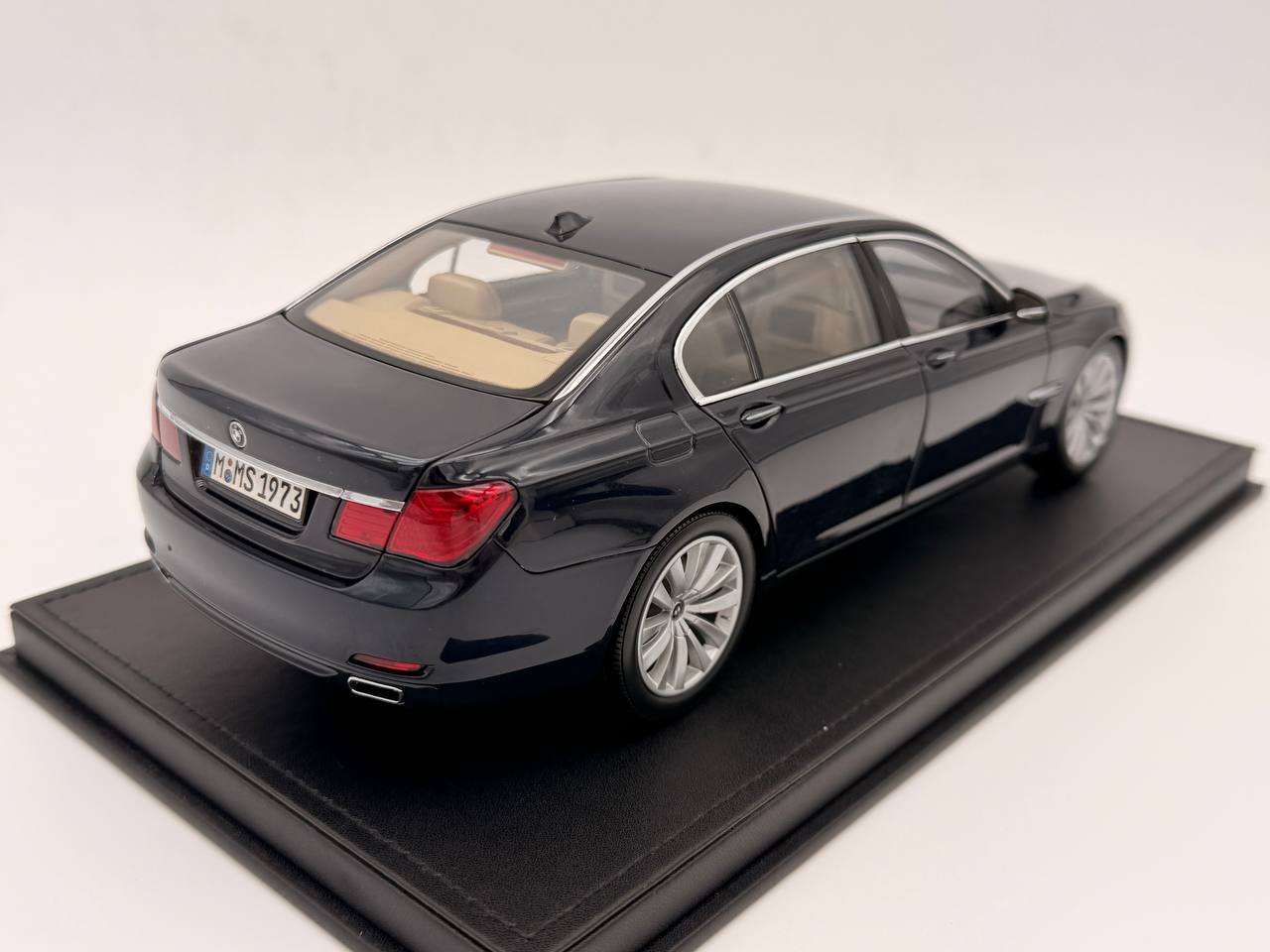 1:18  BMW 750Li (F02)  7-series  - Kyosho - Dealer Edition